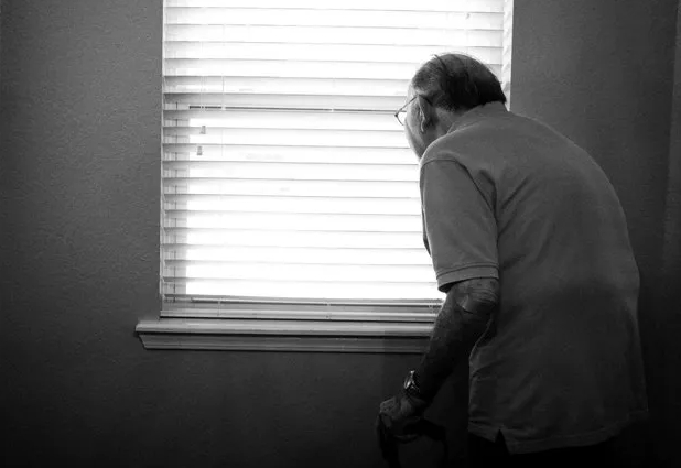 一名網友在PTT上預言，接下來這幾天很多獨居老人會因無法送醫死去。示意圖。（翻攝自Unsplash）