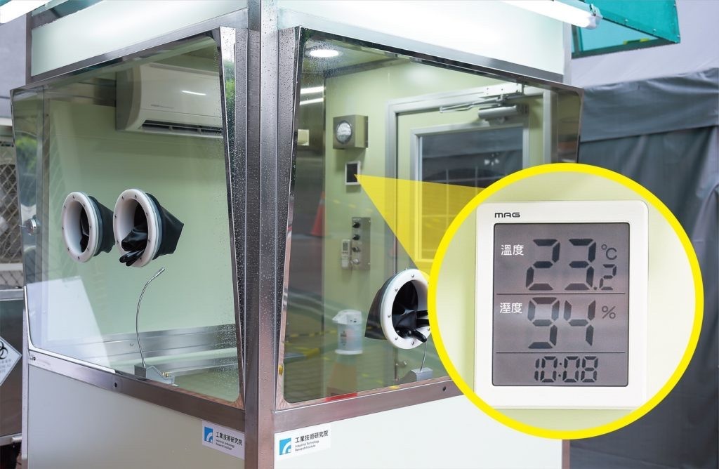 國際獅子會捐贈由工研院研發出來的「雙面採檢式正壓檢疫亭」供民眾做篩檢。（翻攝畫面）