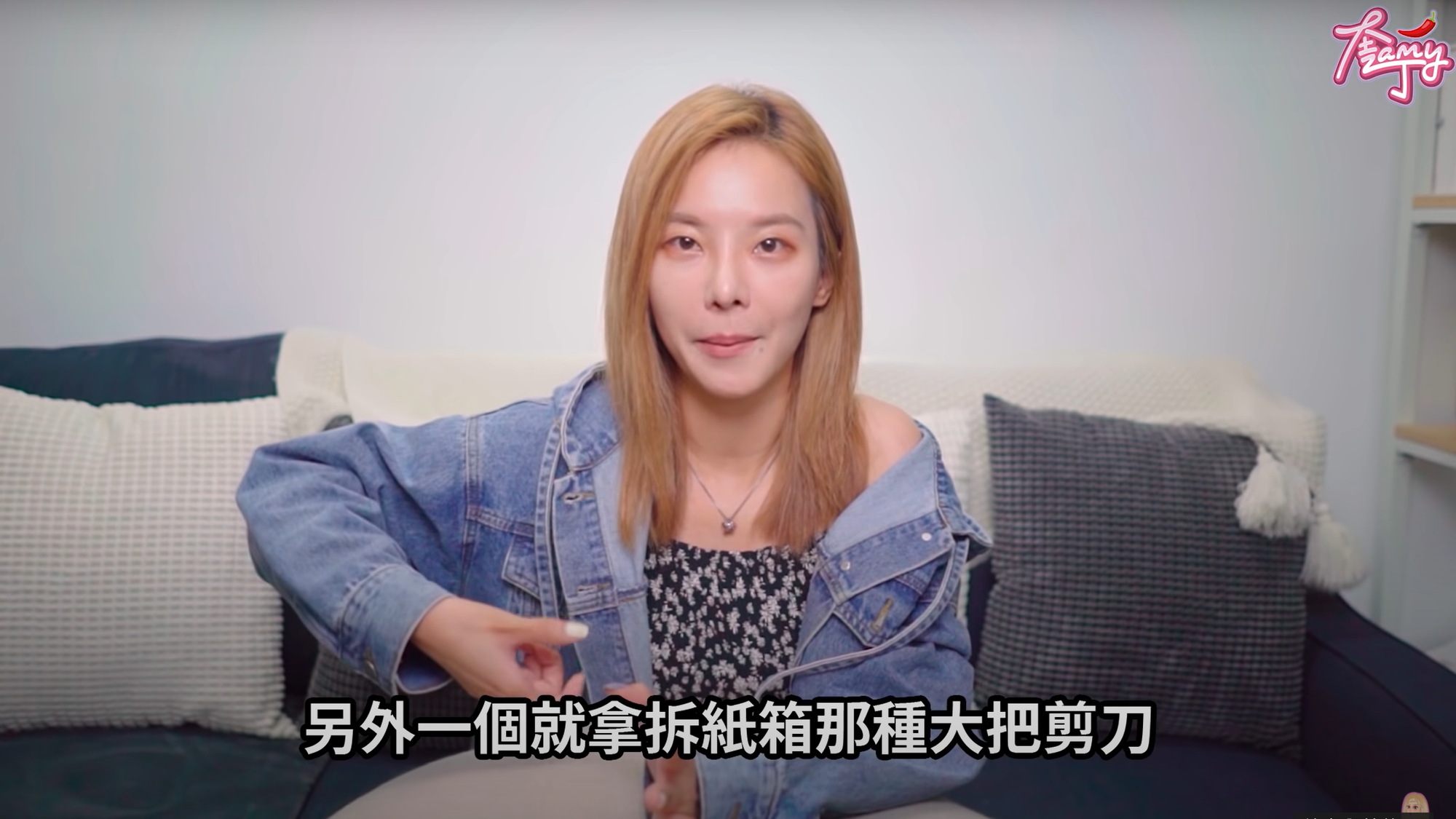 前任、現任男友得知雙雙被劈腿,氣得剪奎丁的頭髮洩憤。(翻攝自奎丁YouTube頻道)