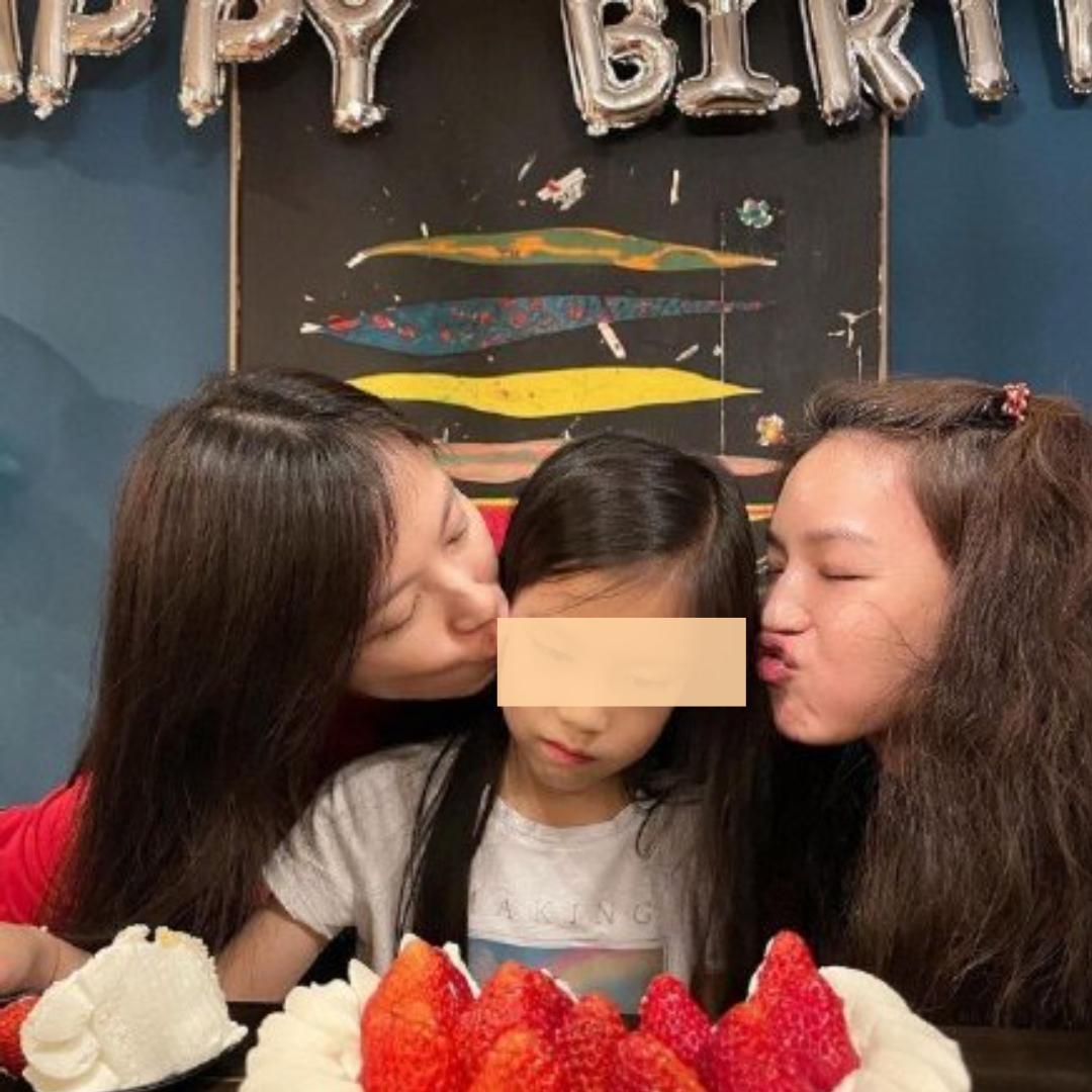 林熙蕾(左)與閨密舒淇(右)一起為女兒(中)慶生,女兒完全遺傳了林熙蕾的高顏值。(翻攝自林熙蕾IG)