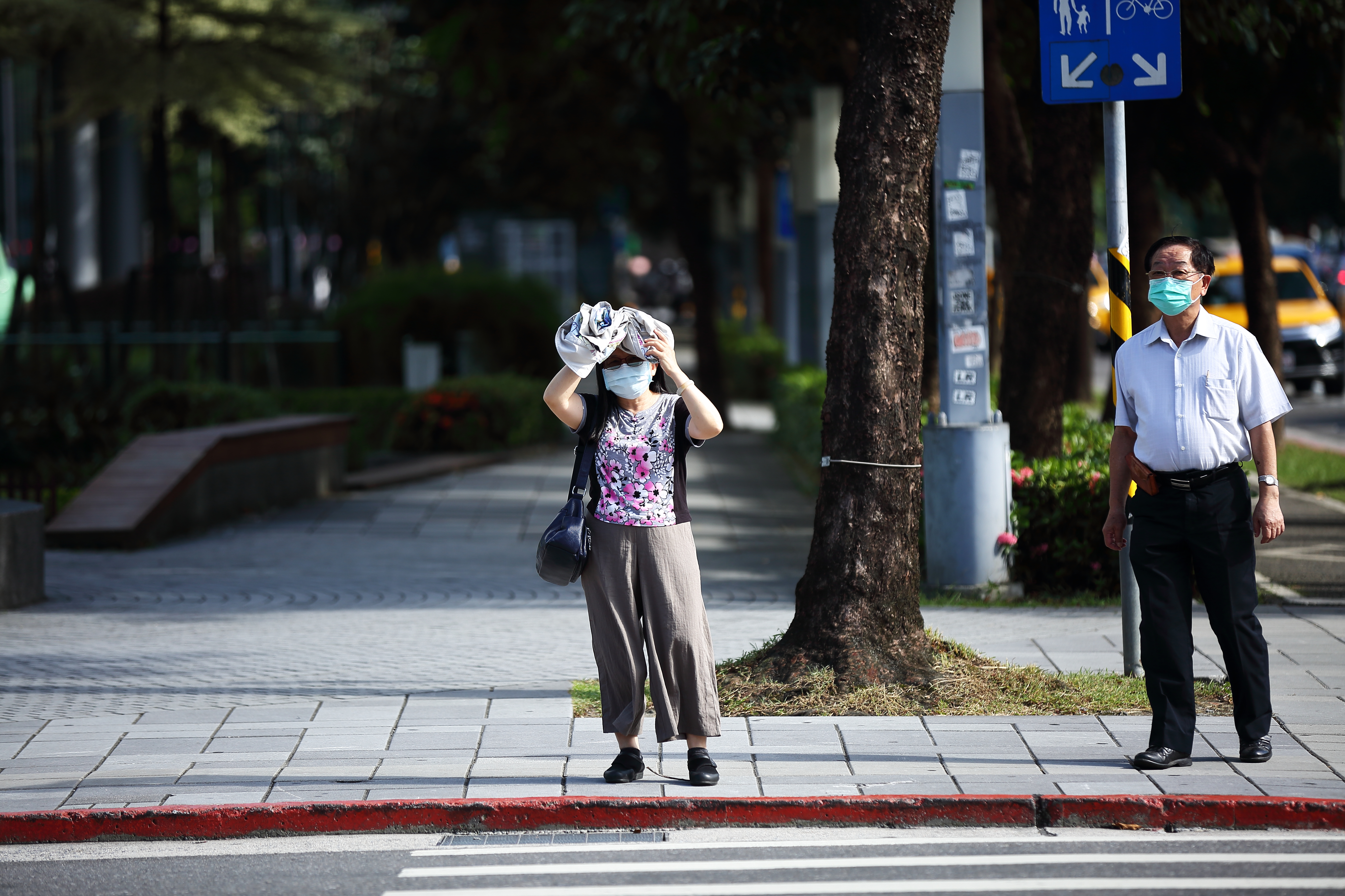 中央氣象局今針對全台9縣市發布高溫警示，提醒民眾外出時請注意防曬、多補充水份、慎防熱傷害。（本刊資料照）