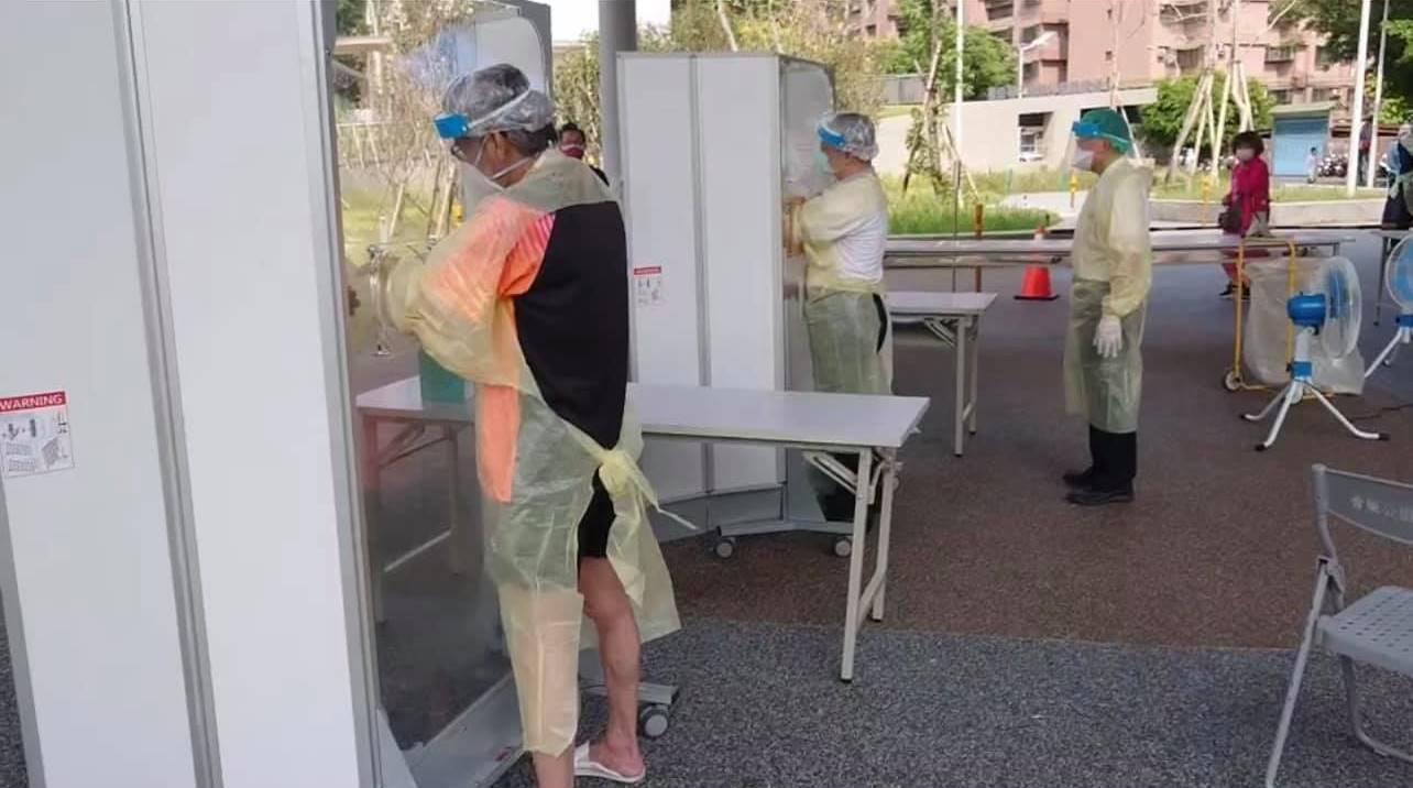 板橋機動篩檢站照片曝光,其醫護所穿著裝備引發網路熱議。(翻攝自朱志凱臉書)