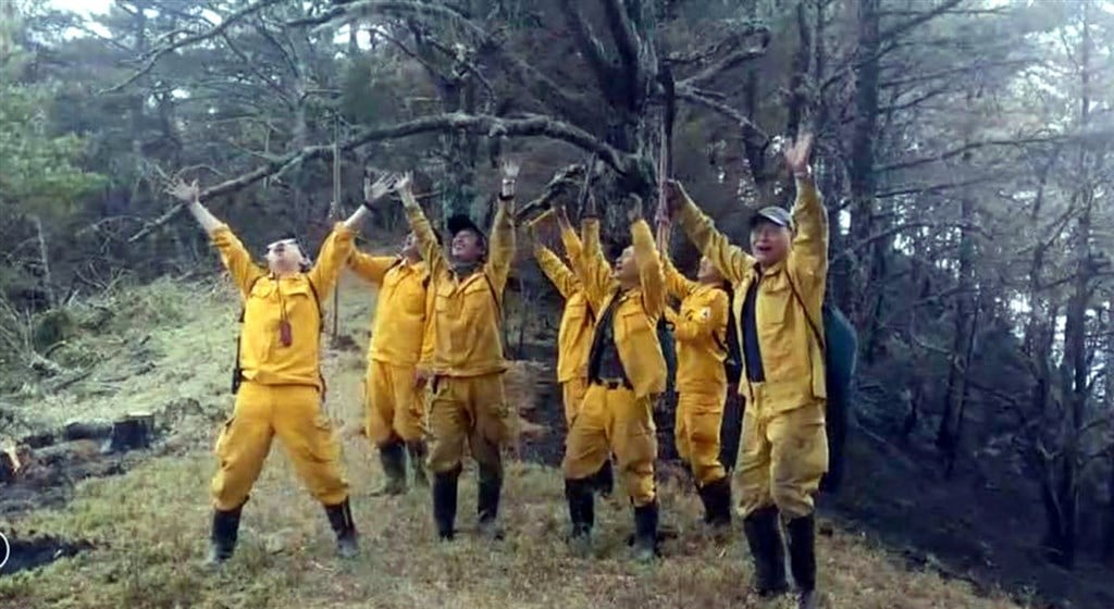 玉山國家公園八通關杜鵑營地，火勢終於在昨天獲得控制，讓連續多日沒回家的森林護管員大聲歡呼，高喊終於可以回家了。（嘉義林管處提供）