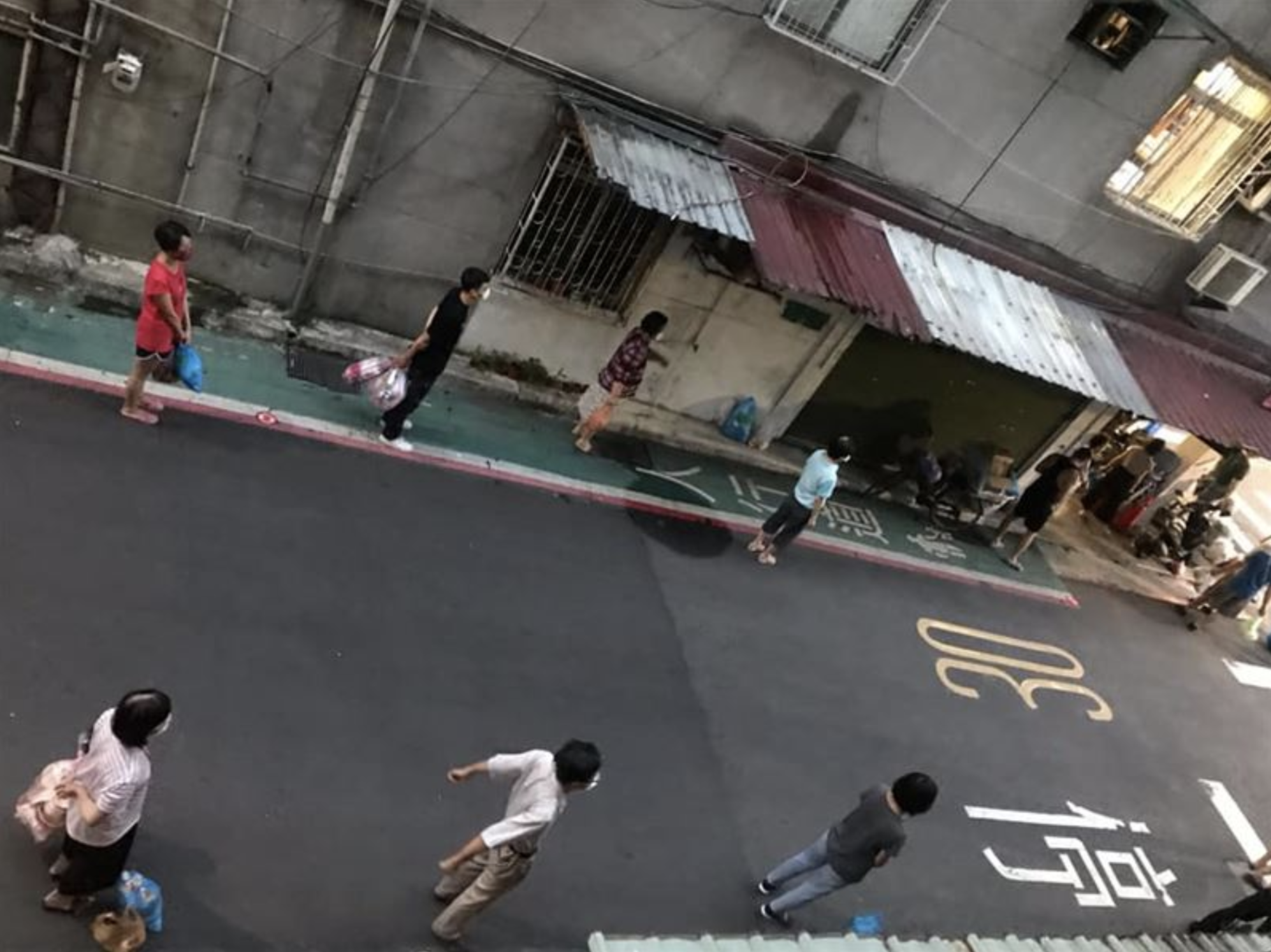 有網友分享自家樓下民眾排隊等垃圾車時,自動相隔1至1.5公尺的社交距離。(翻攝自我是景美人《與您分享在地生活》)