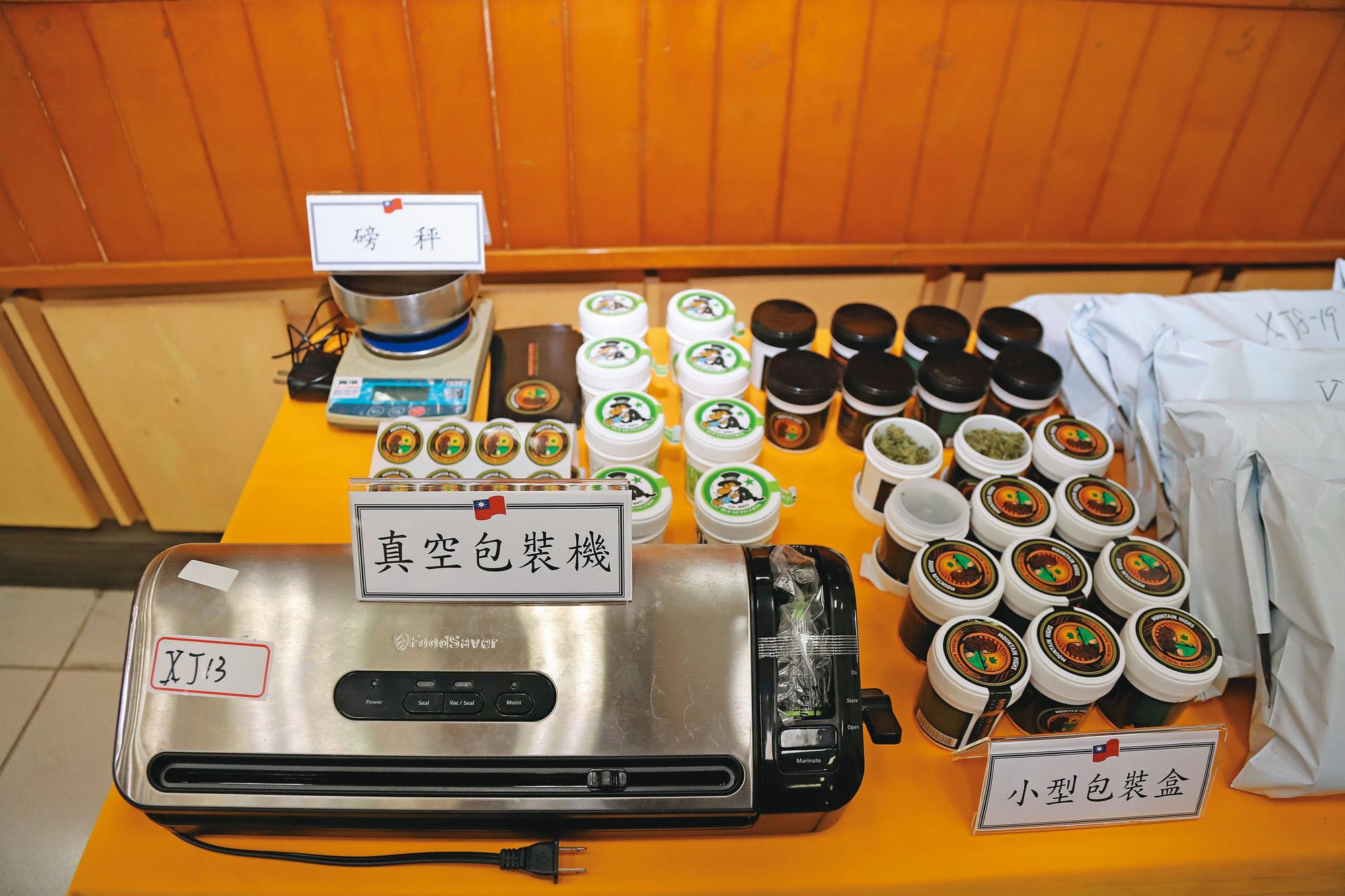 檢警查扣每瓶要價破萬元的大麻膏,以及真空包裝機及磅秤等設備。(嘉義縣政府提供)