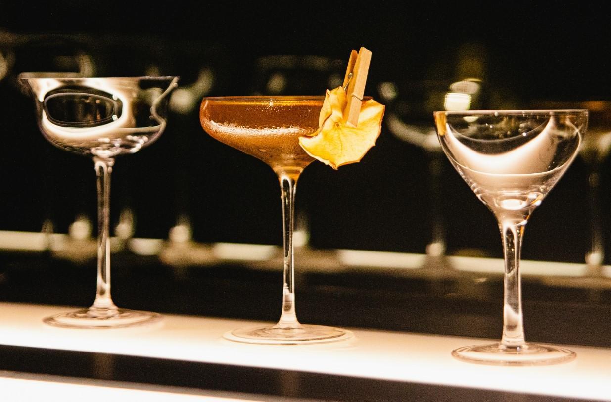 「Bar Pun」將自家多款經典調酒組合成「居家防疫調酒包」讓客人在家放鬆喝。