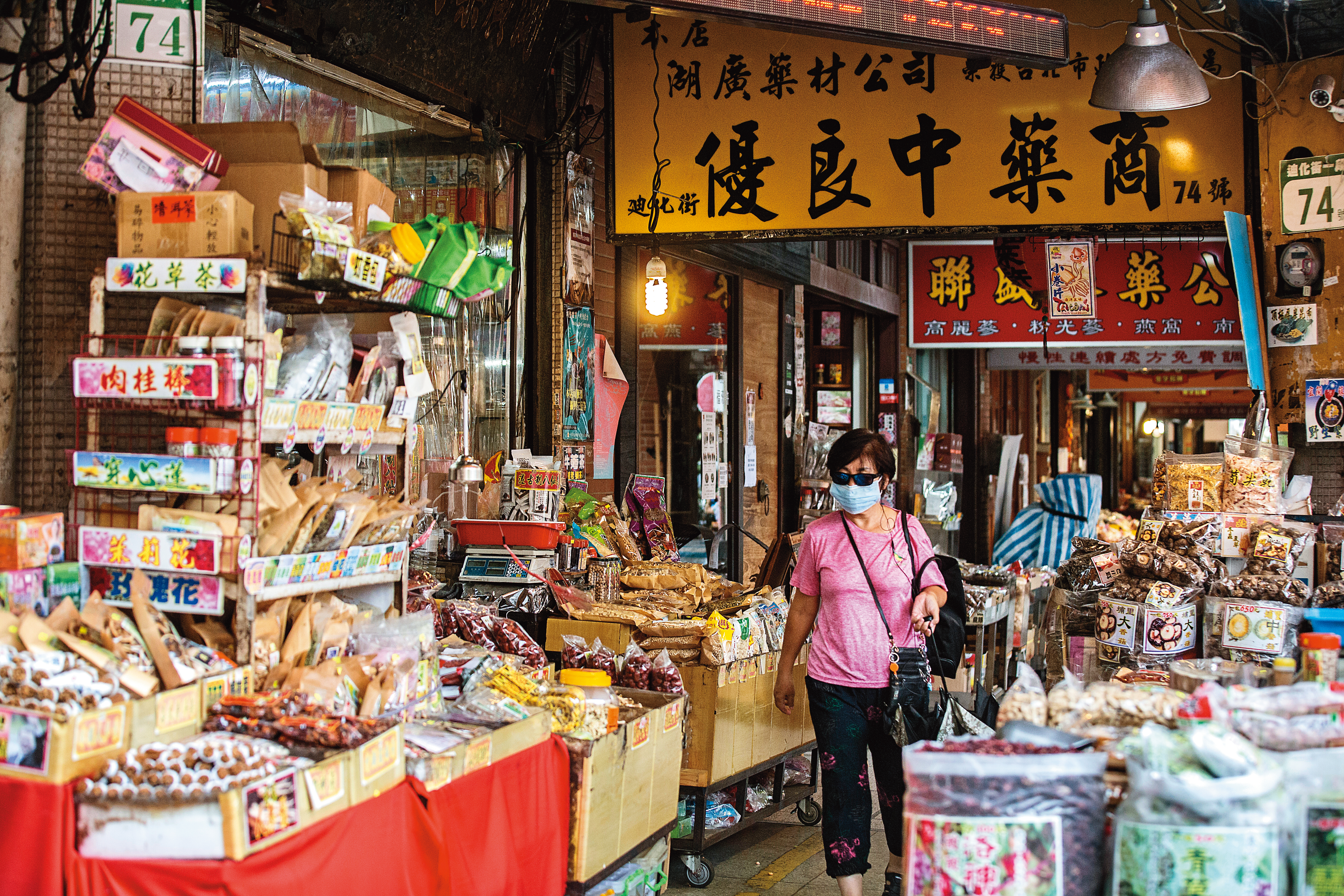 台北迪化街素有中藥行一條街之名,上週因「清冠一號」處方曝光再現人潮。