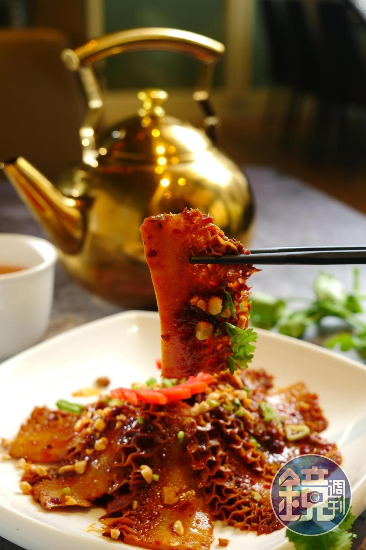 樂天皇朝也研發冷凍真空食品外帶，這款涼菜「夫妻肺片」有滷香的牛腱心、牛肚，風味醇厚香麻。