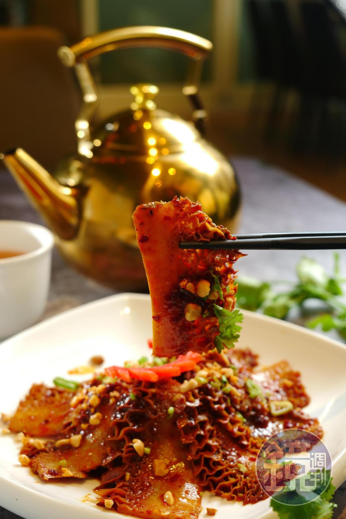 樂天皇朝也研發冷凍真空食品外帶，這款涼菜「夫妻肺片」有滷香的牛腱心、牛肚，風味醇厚香麻。