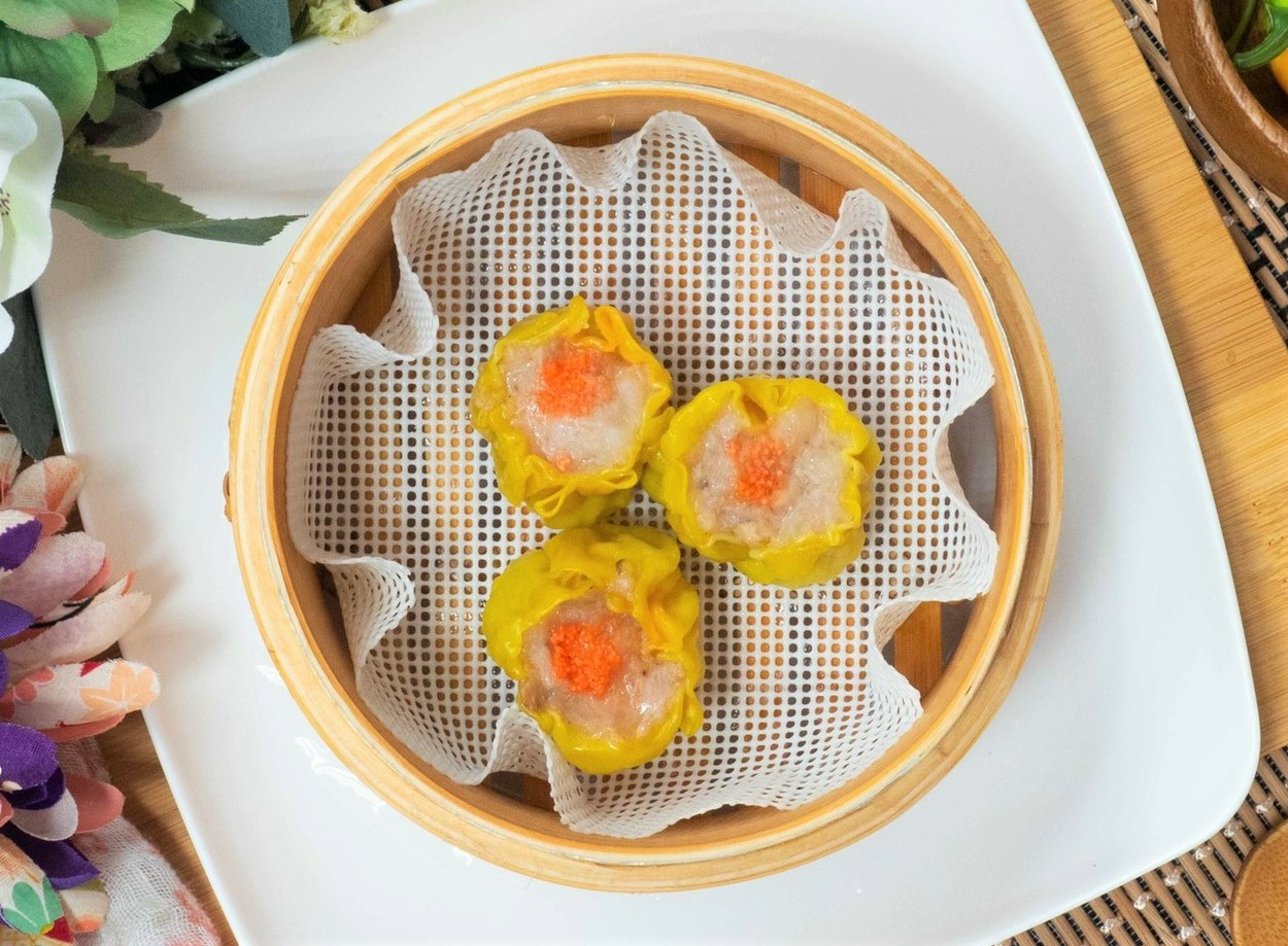 港式茶餐廳的基本款「蟹黃燒賣」。(100元/8粒,九月茶餐廳提供)