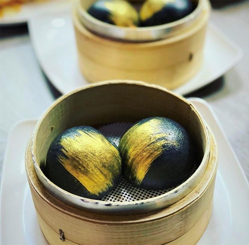 「黑金奶皇流沙包」有著香濃甜柔的奶皇內餡。（200元／5個，九月茶餐廳提供）