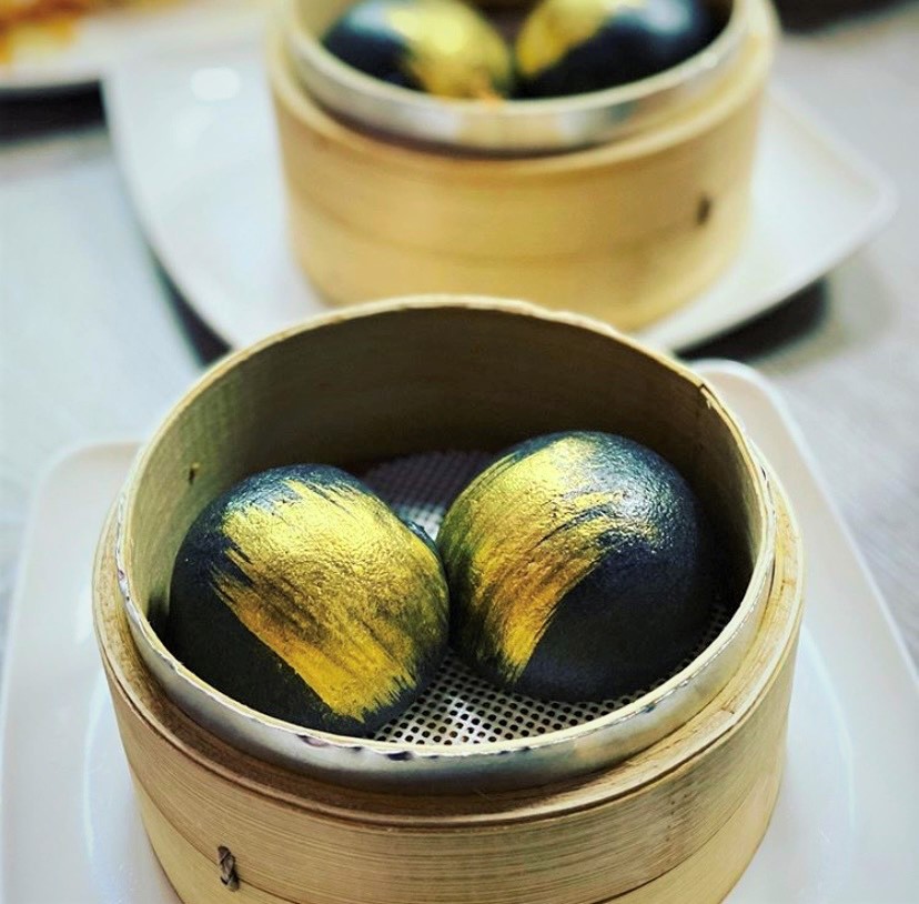 「黑金奶皇流沙包」有著香濃甜柔的奶皇內餡。(200元/5個,九月茶餐廳提供)