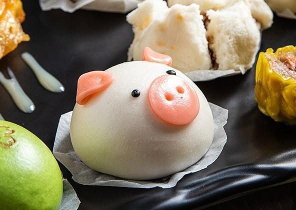 外型可愛的「流沙小豬包」，一次收買大人小孩。（200元／5個，九月茶餐廳提供）