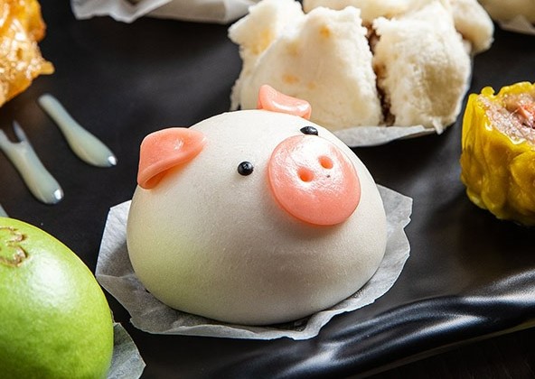 外型可愛的「流沙小豬包」,一次收買大人小孩。(200元/5個,九月茶餐廳提供)
