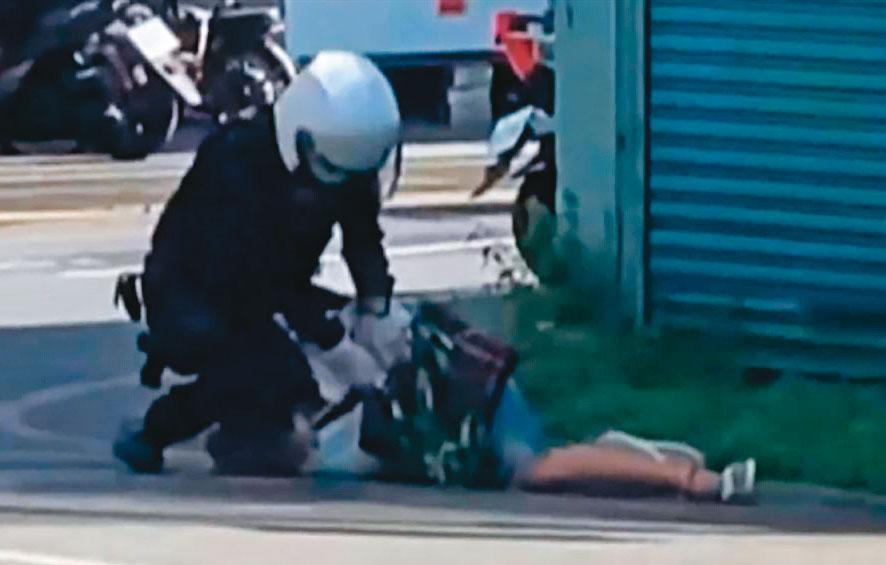 非洲鼓女老師詹慧玲2021年4月中旬,指控中壢警分局興國派出所葉姓警員濫權盤查案。(翻攝畫面)
