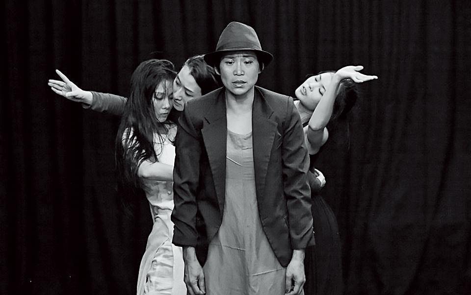 2015年，「同黨」劇團重新演出當年田啟元改編自白蛇傳的劇作《白水》，詹慧玲飾演法海。（詹慧玲提供）