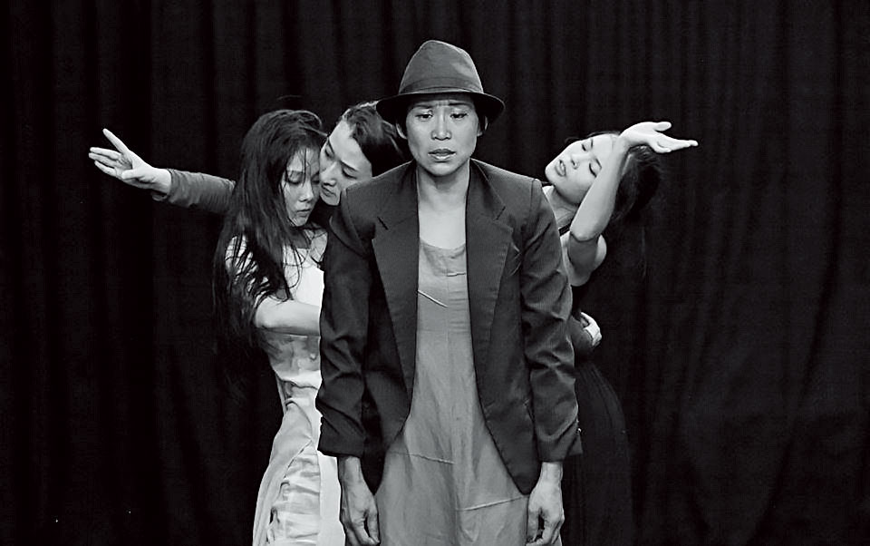 2015年，「同黨」劇團重新演出當年田啟元改編自白蛇傳的劇作《白水》，詹慧玲飾演法海。（詹慧玲提供）