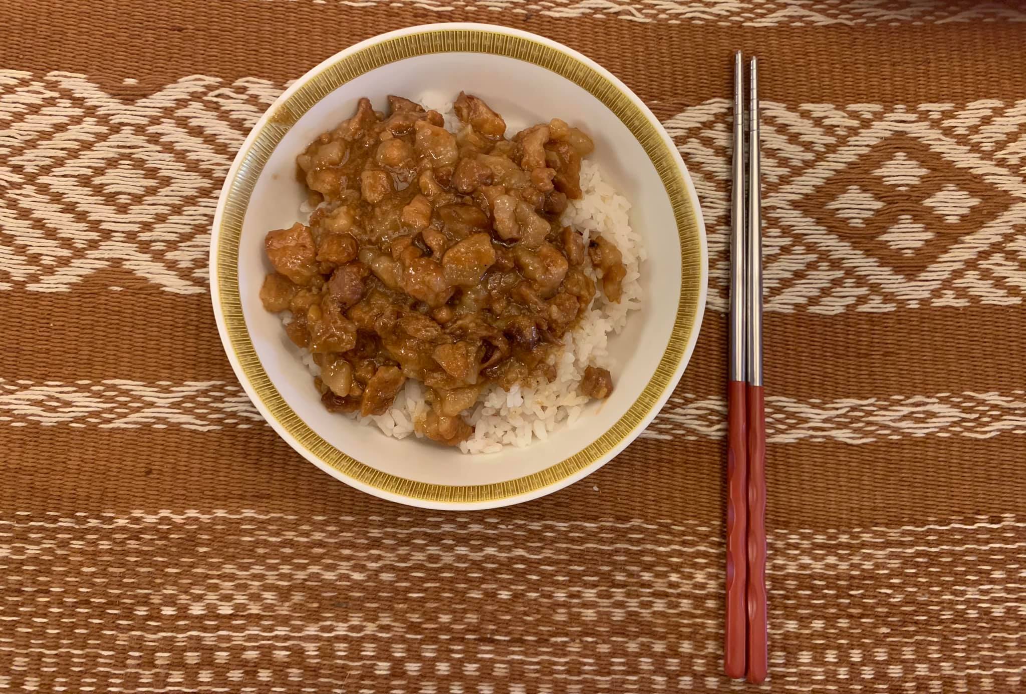 所謂的「萬年鍋滷肉飯」得回溯到30多年前，我剛從海上實習回來、準備考試的那段日子，一鍋吃了10多天，真好吃且吃不膩。