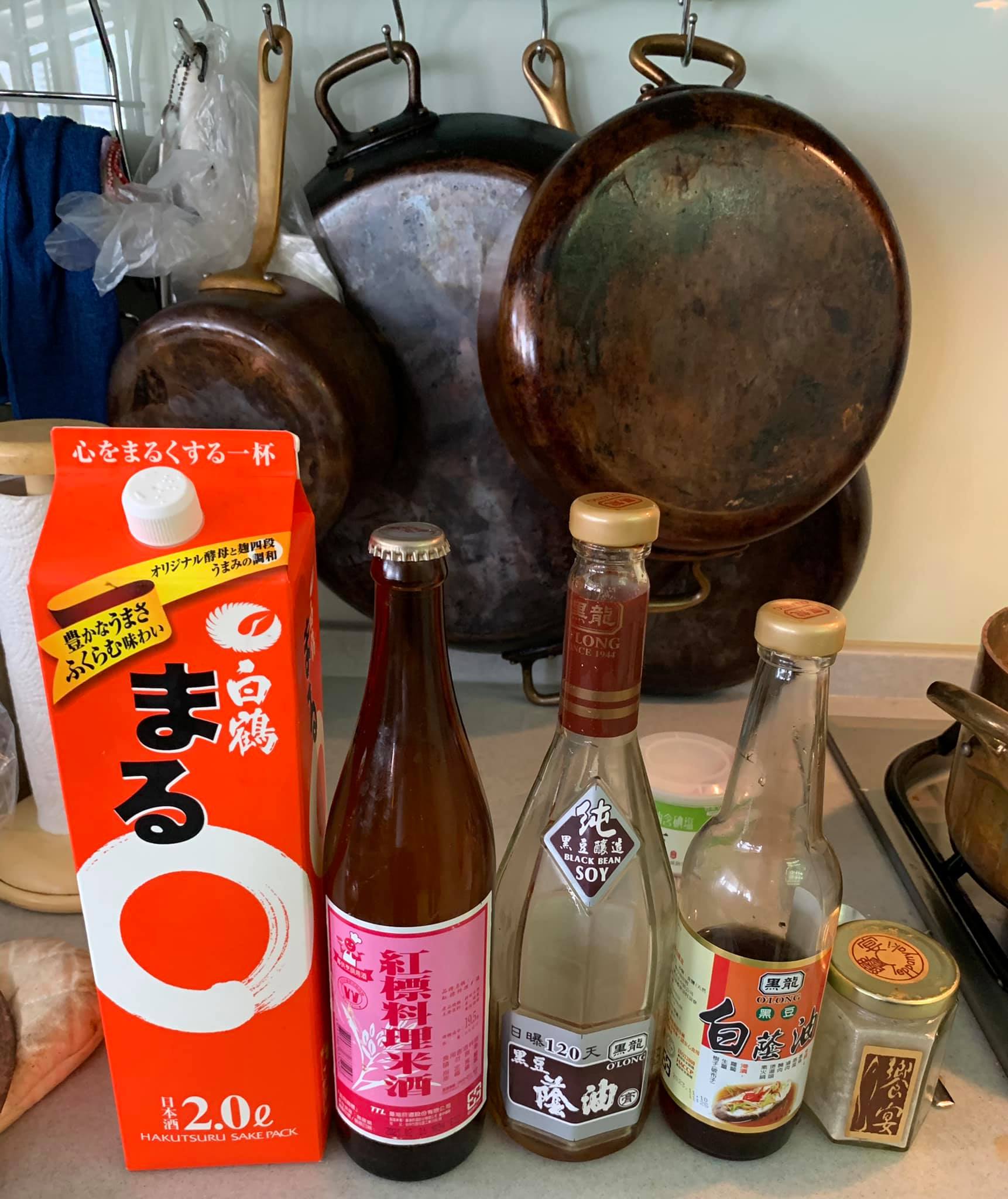 今天用的醬料，淡醬油是古早味，提供鹹香；蔭底油則是甘甜。