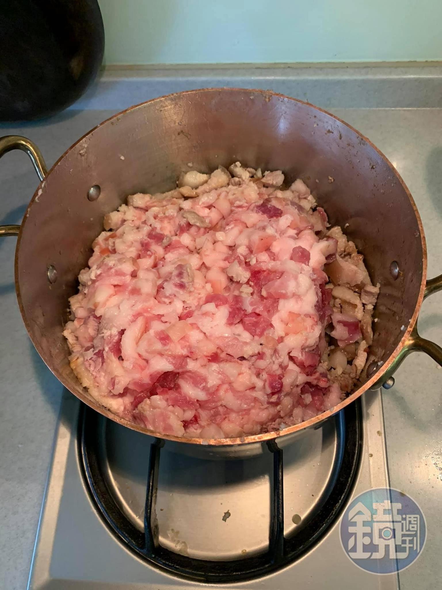 五花肉4斤放入大銅鍋中煎出油來。