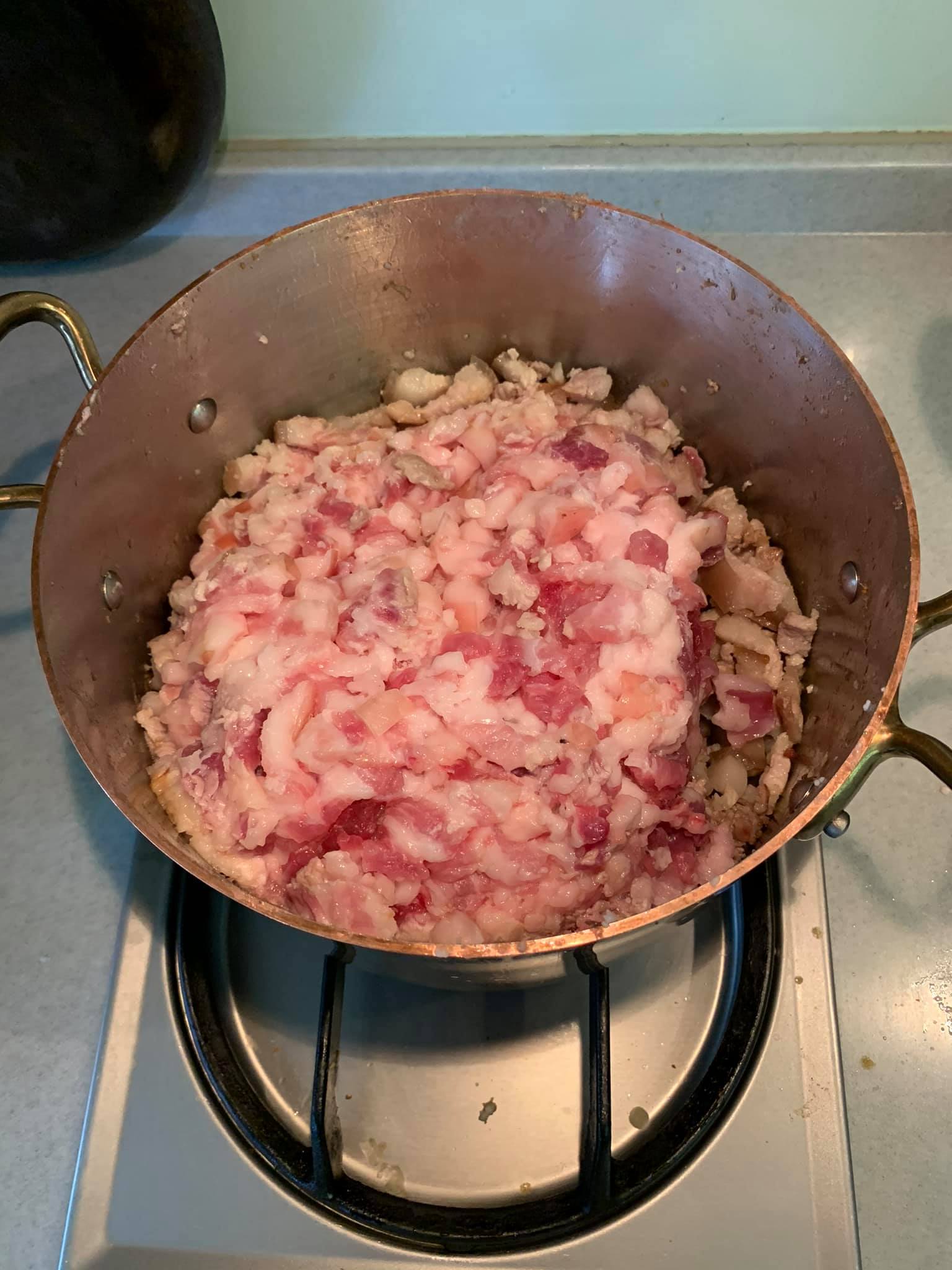 五花肉4斤放入大銅鍋中煎出油來。