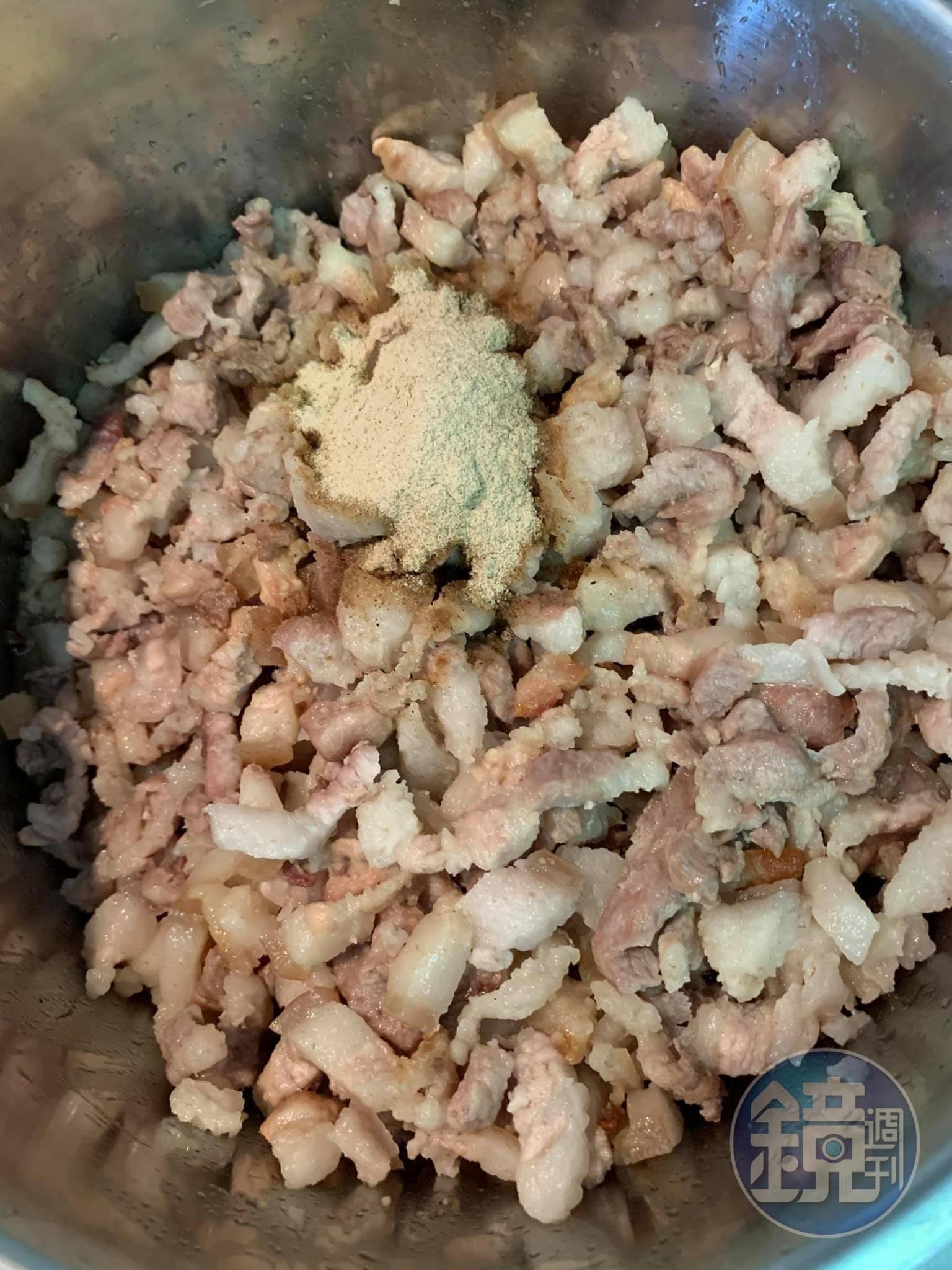 在撈起的肉上撒椒鹽等調味。