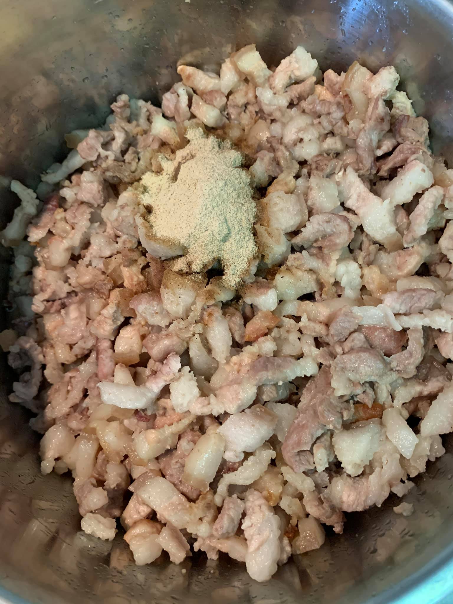 在撈起的肉上撒椒鹽等調味。
