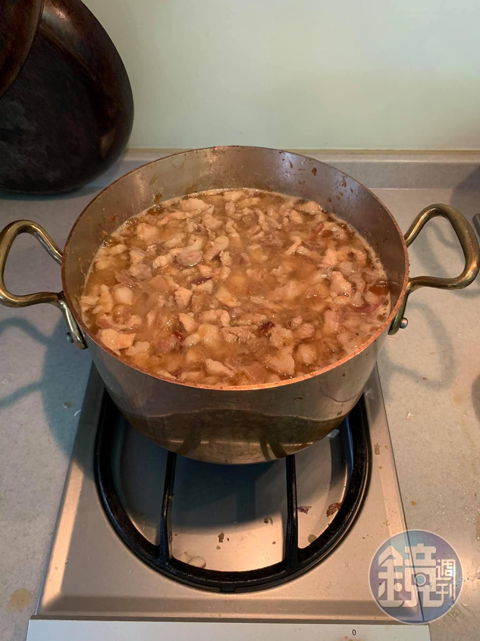 讓時間催熟煨軟烹香肉臊。