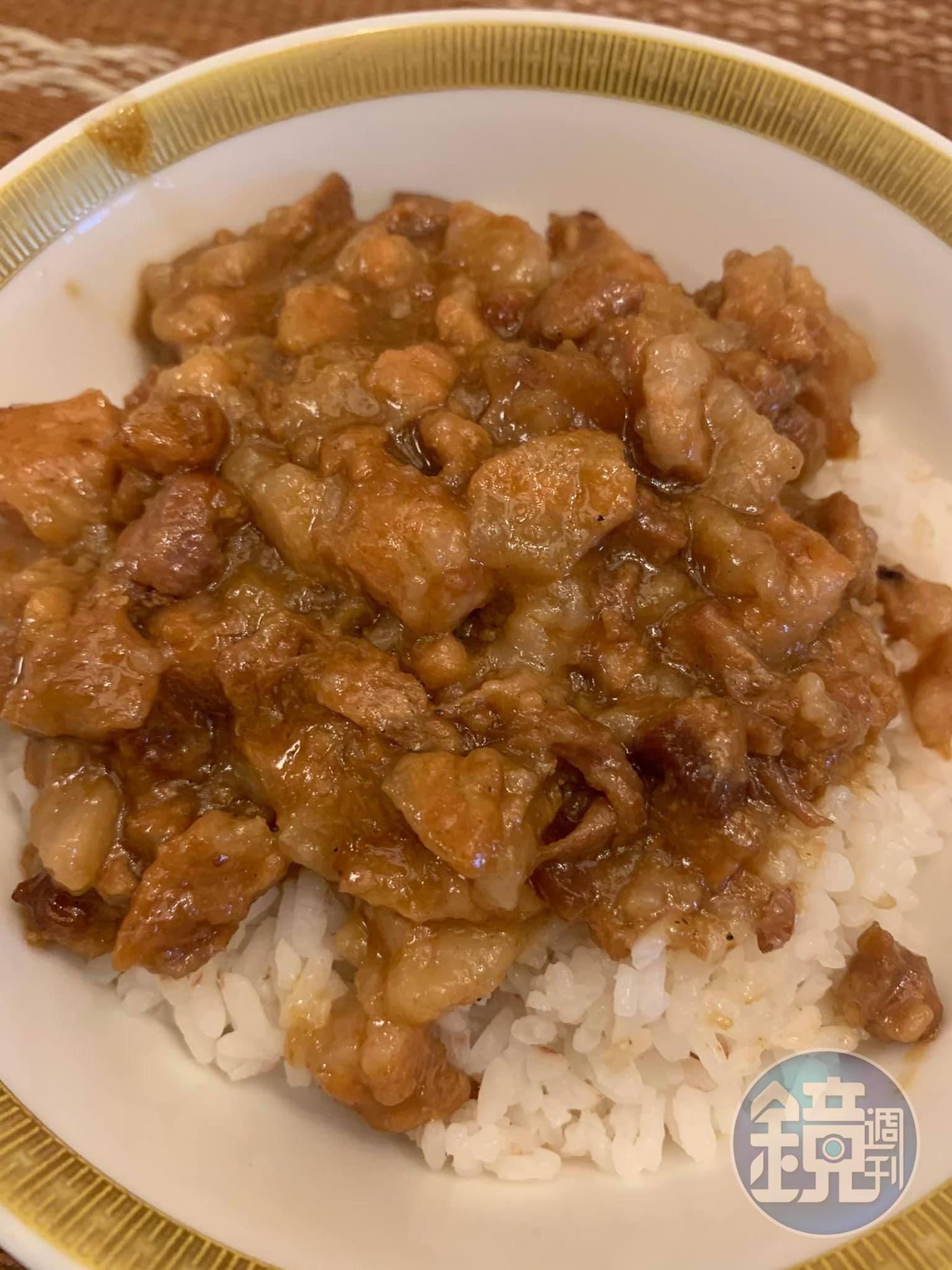 時間催熟了肉臊，舀一勺到白飯上，這滷肉飯的滋味真是萬年流香。