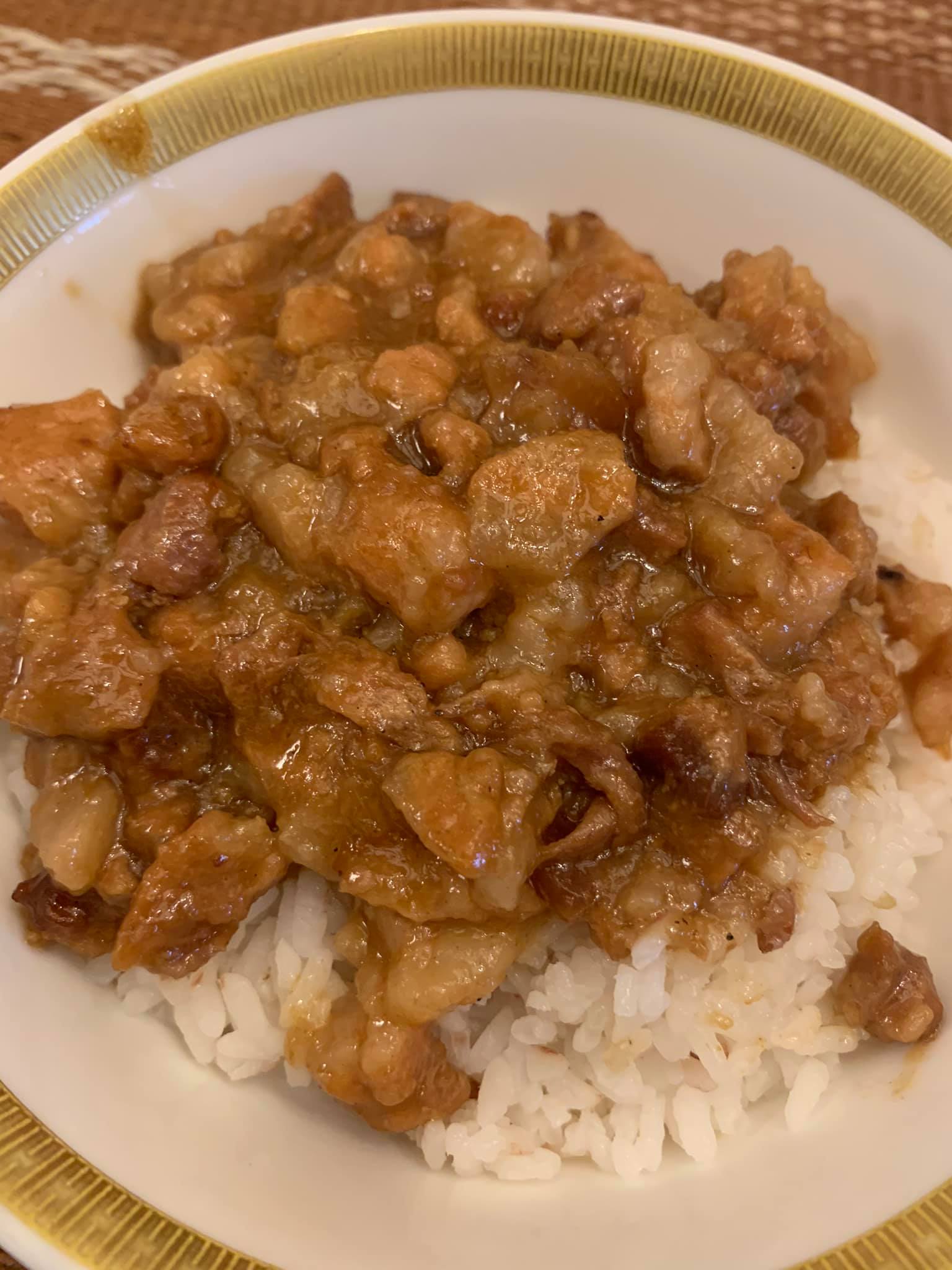時間催熟了肉臊，舀一勺到白飯上，這滷肉飯的滋味真是萬年流香。