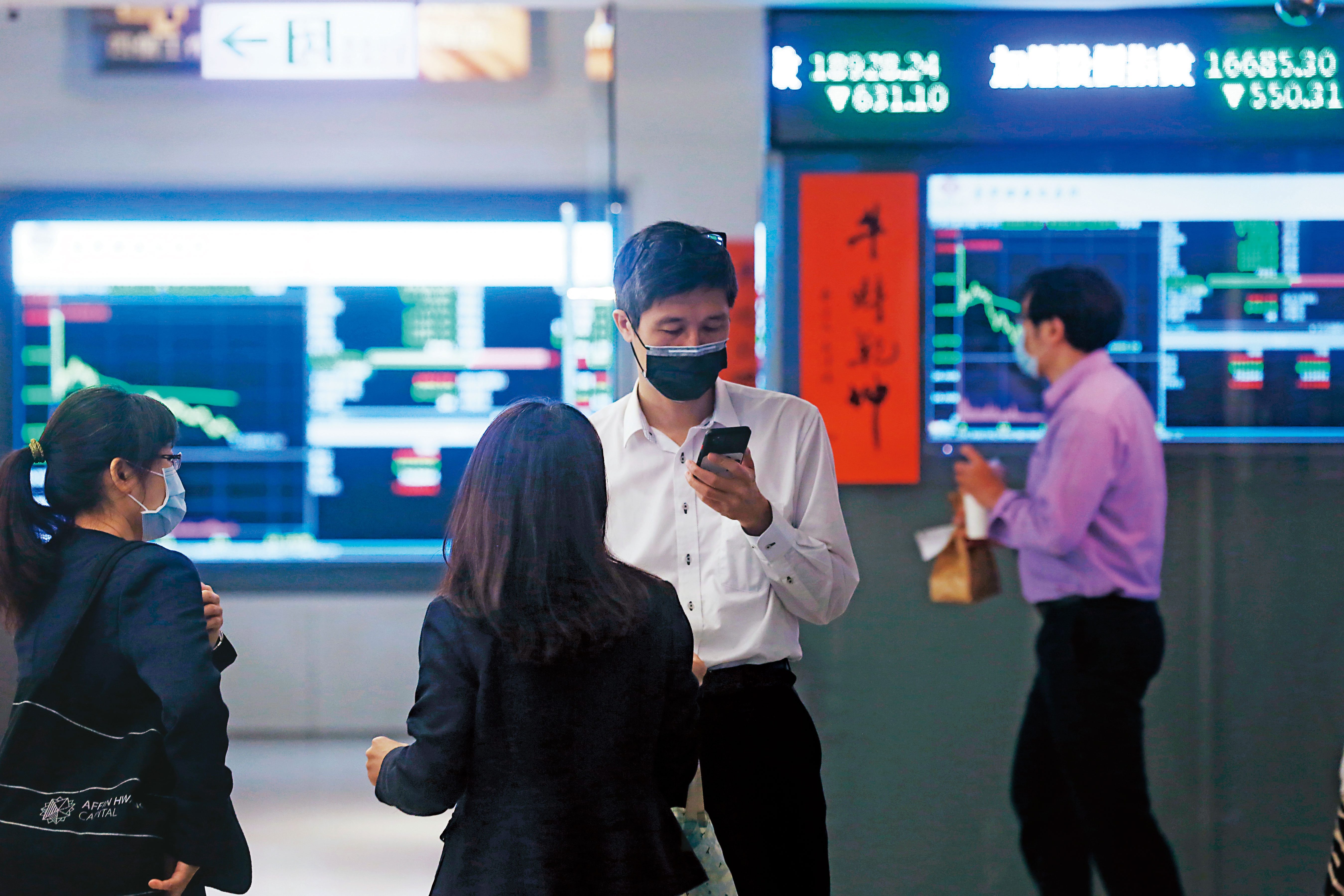 疫情恐慌，台股大盤上沖下洗，讓不少績優股買點浮現。