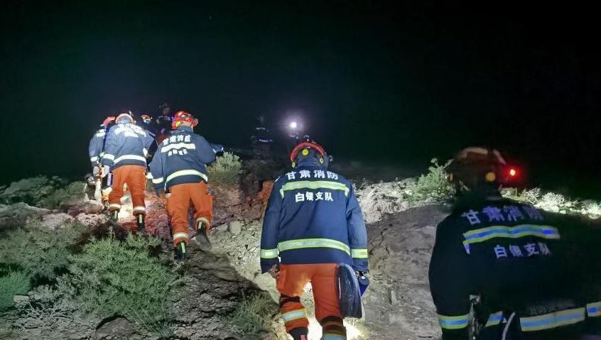 甘肅的越野超馬賽發生嚴重死傷意外，救難團隊上山搜救。（翻攝自人民日報微博）