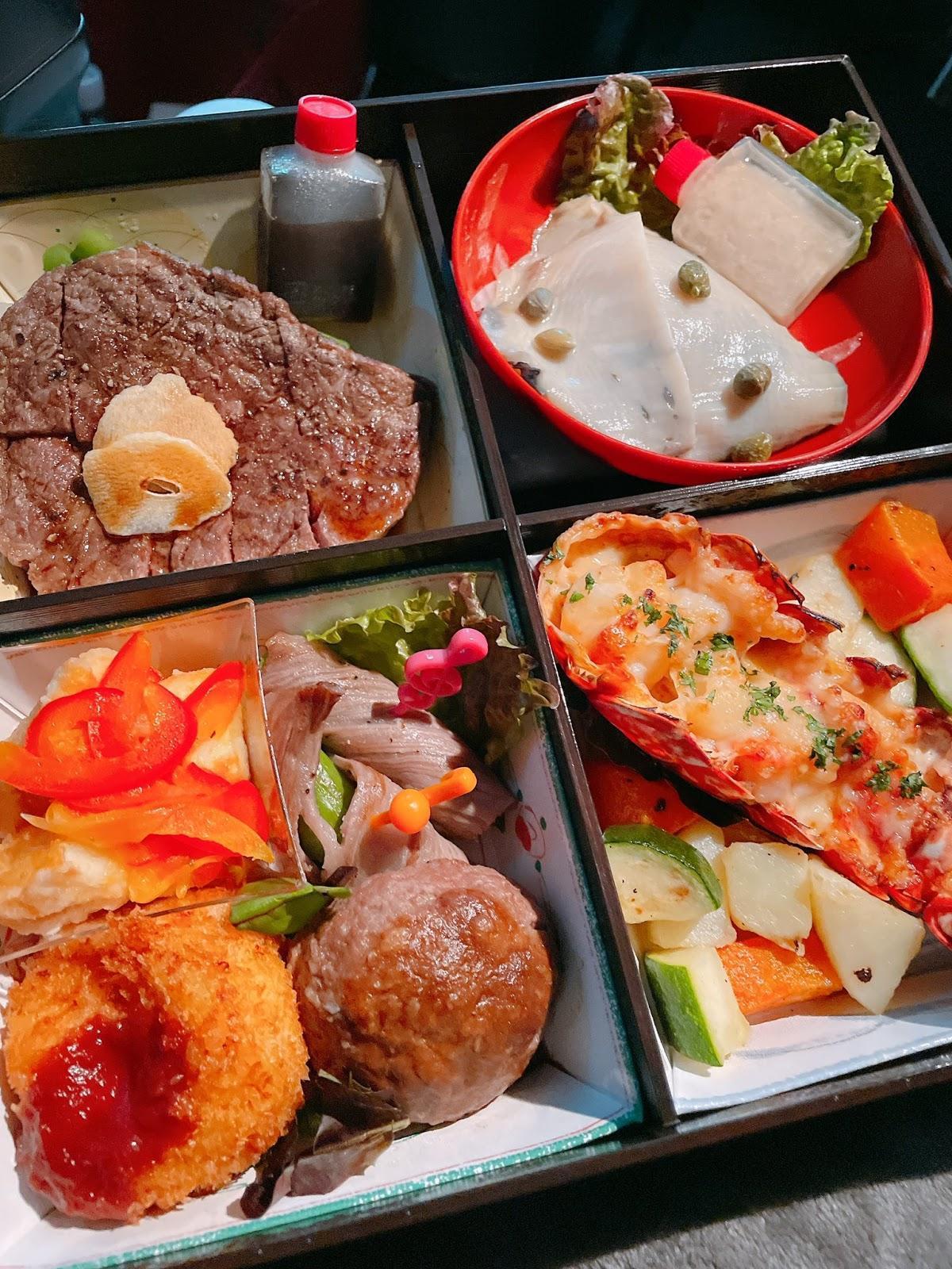 宮脇咲良吃的高檔便當來自東京和牛牛排餐廳,料理使用了和牛、龍蝦、鮑魚、毛蟹等許多高級食材。(翻攝自宮脇咲良Twitter)