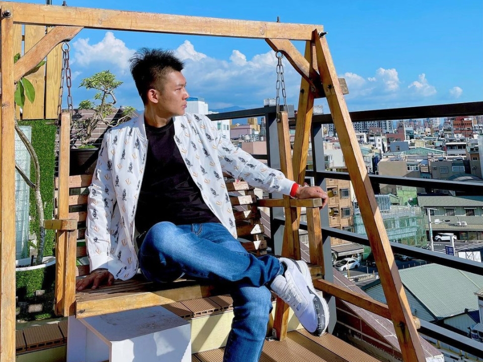 鳳梨PO出自己在頂樓曬太陽帥照，呼籲網友要勤加防疫。（翻攝自鳳梨IG）