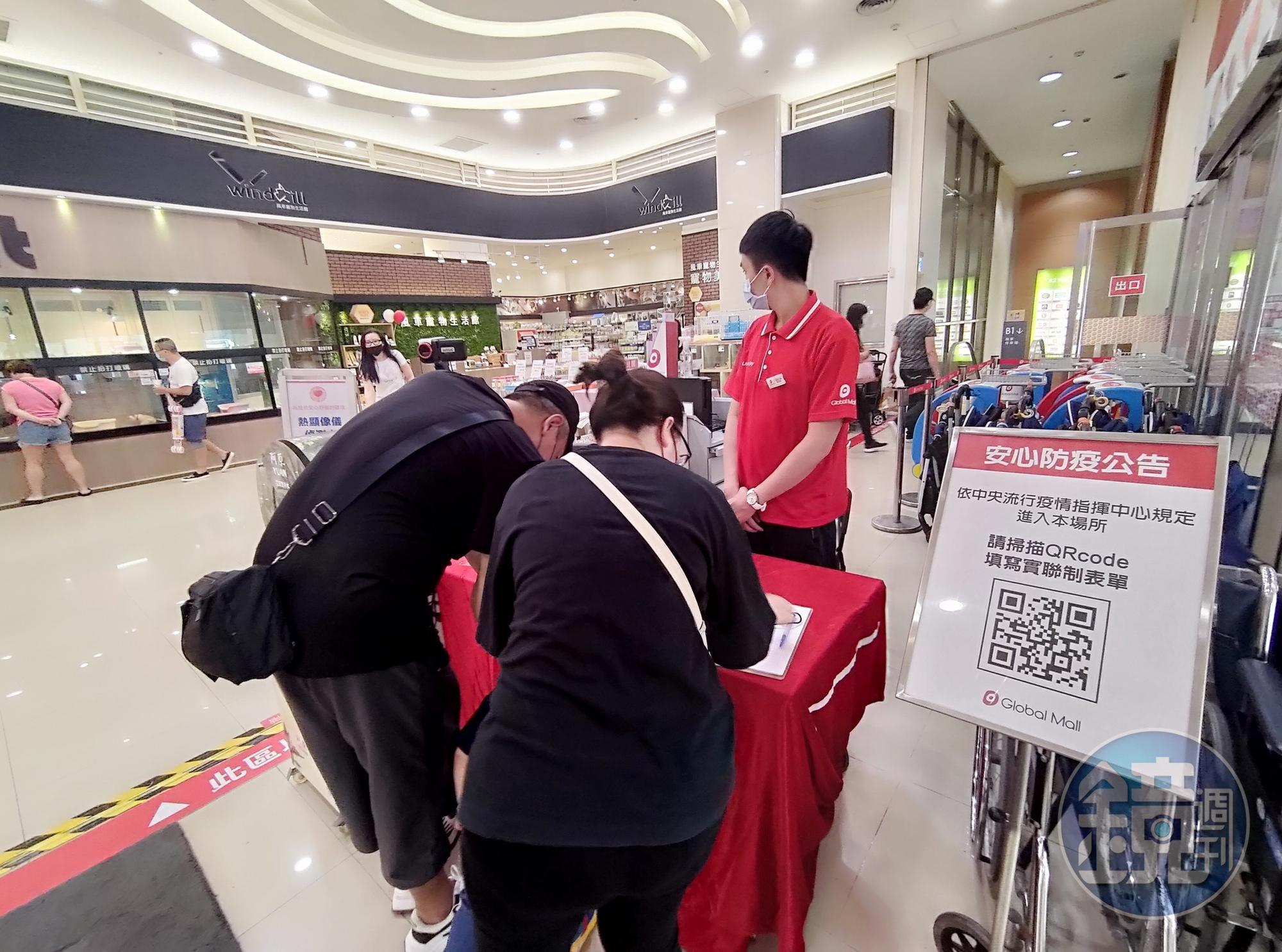 全台進入防疫三級警戒，民眾凡進入商家必須落實實聯制，不過，實聯制並無統一規格，讓許多民眾深感不便。
