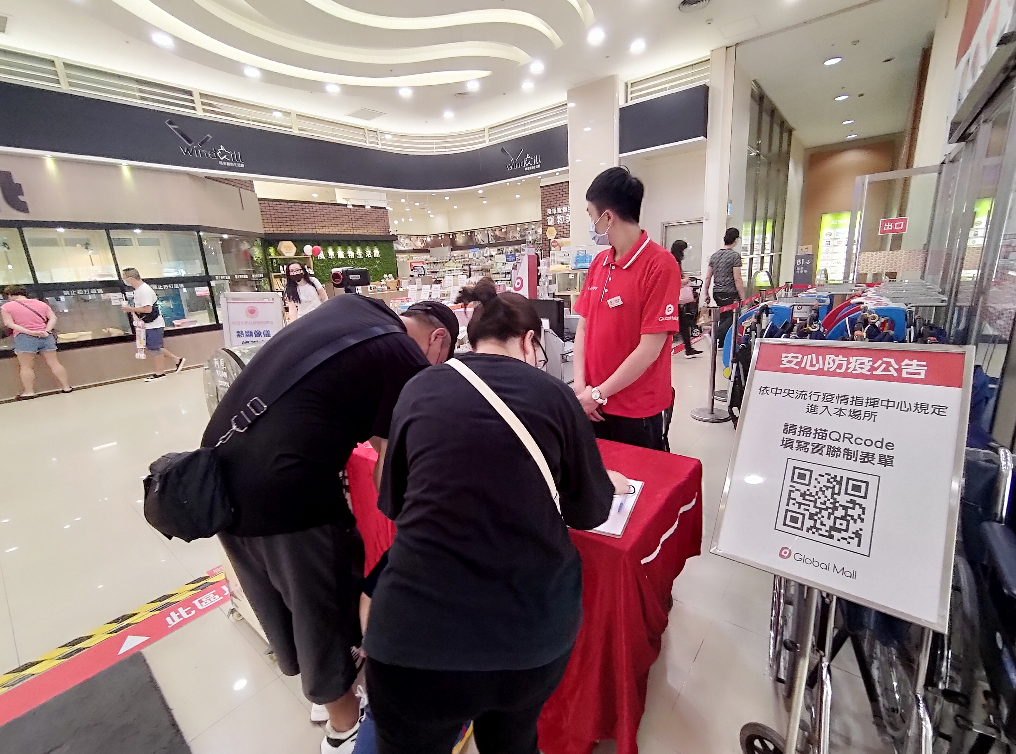 全台進入防疫三級警戒，民眾凡進入商家必須落實實聯制，不過，實聯制並無統一規格，讓許多民眾深感不便。