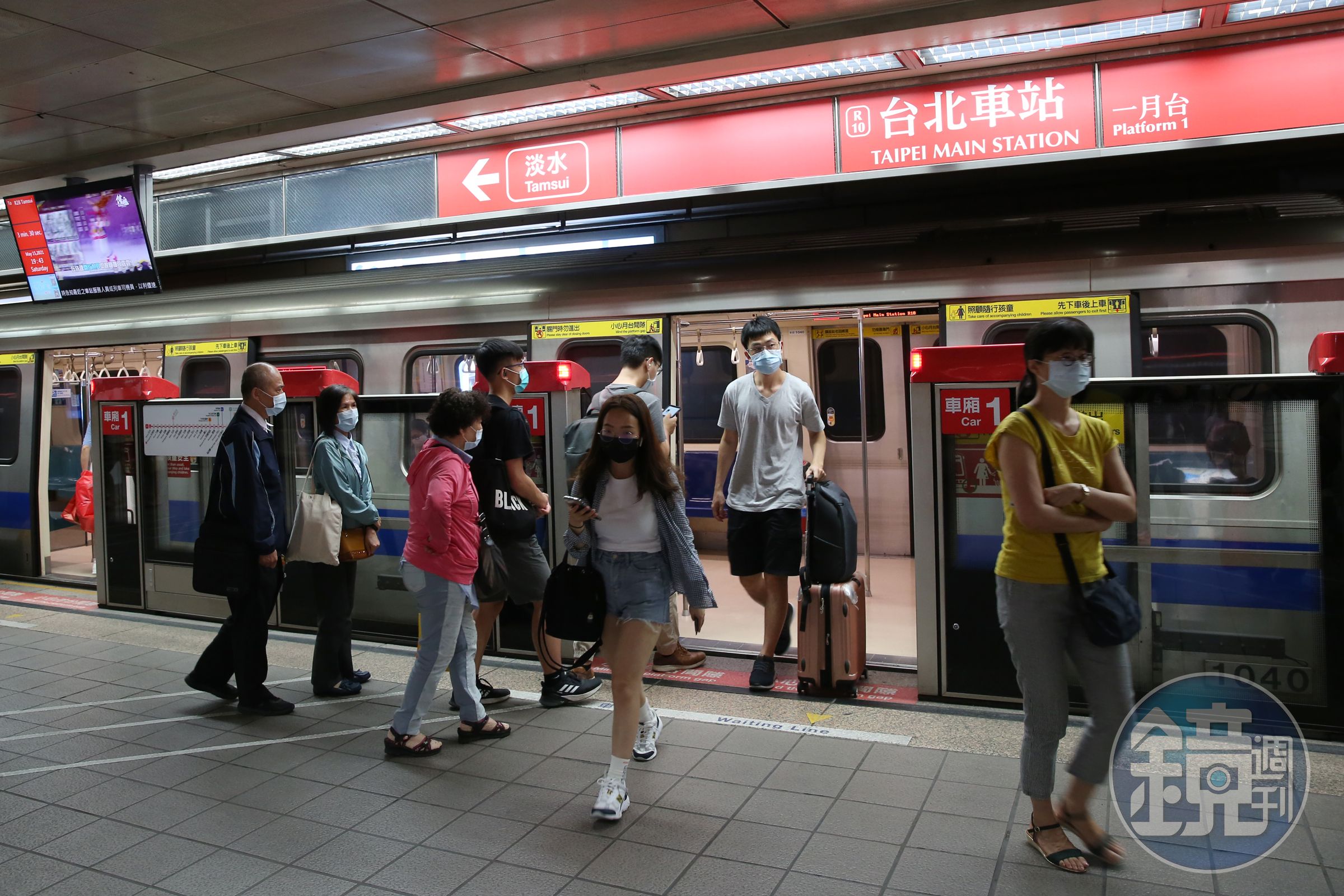 電子票證聯名信用卡不必另外申請記名，還可享有自動加值、賺取回饋金。