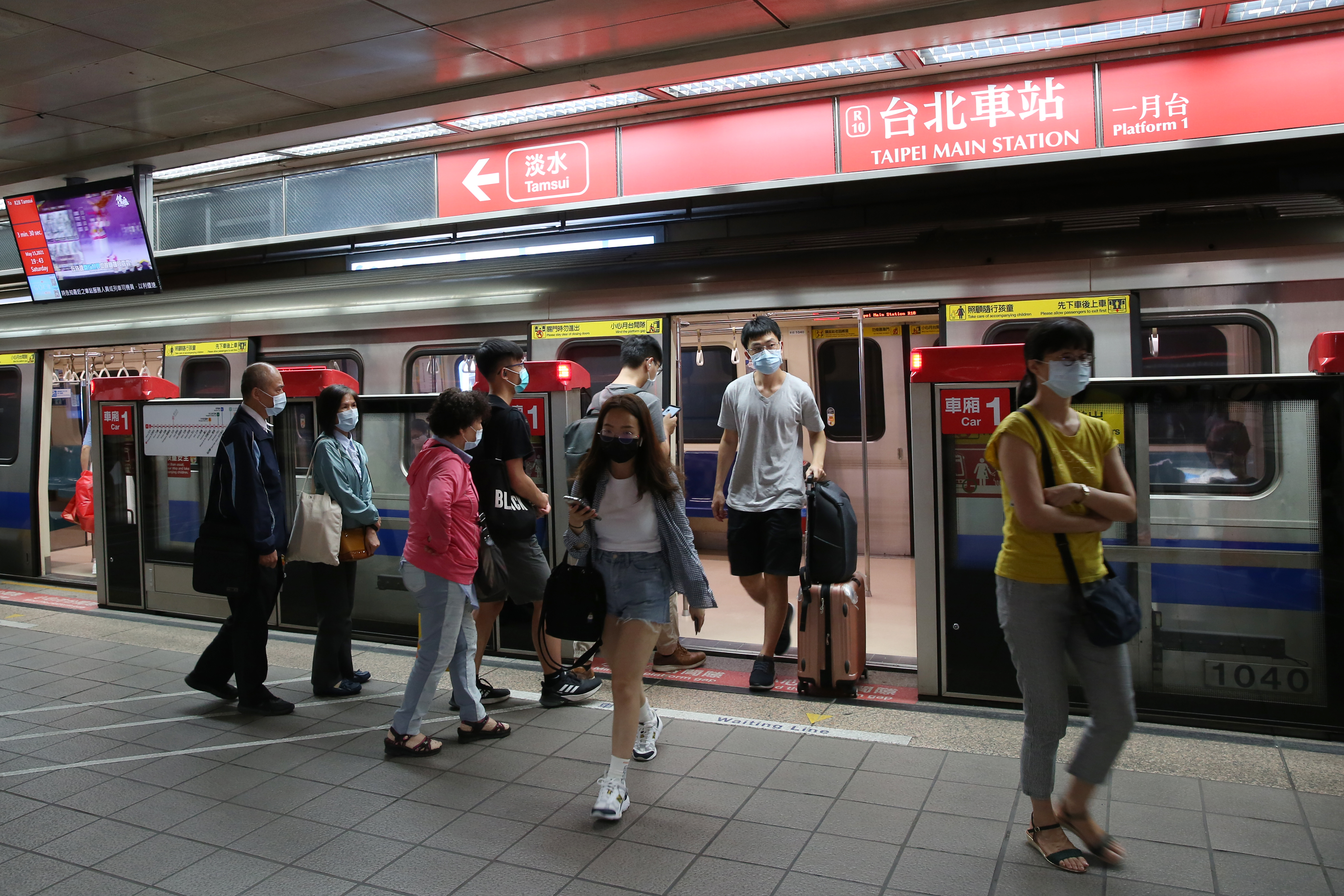 電子票證聯名信用卡不必另外申請記名，還可享有自動加值、賺取回饋金。