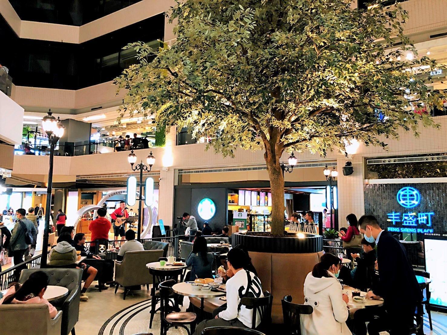 設於OUTLET中庭的台式茶餐廳「丰盛町」主打重現古早風味台式菜色。(丰盛町提供)