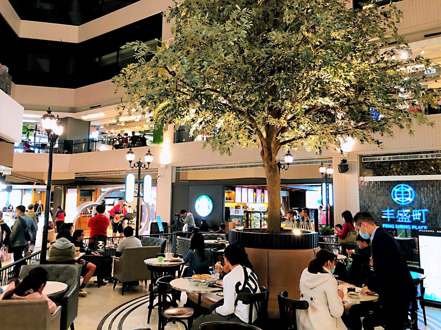 設於OUTLET中庭的台式茶餐廳「丰盛町」主打重現古早風味台式菜色。（丰盛町提供）