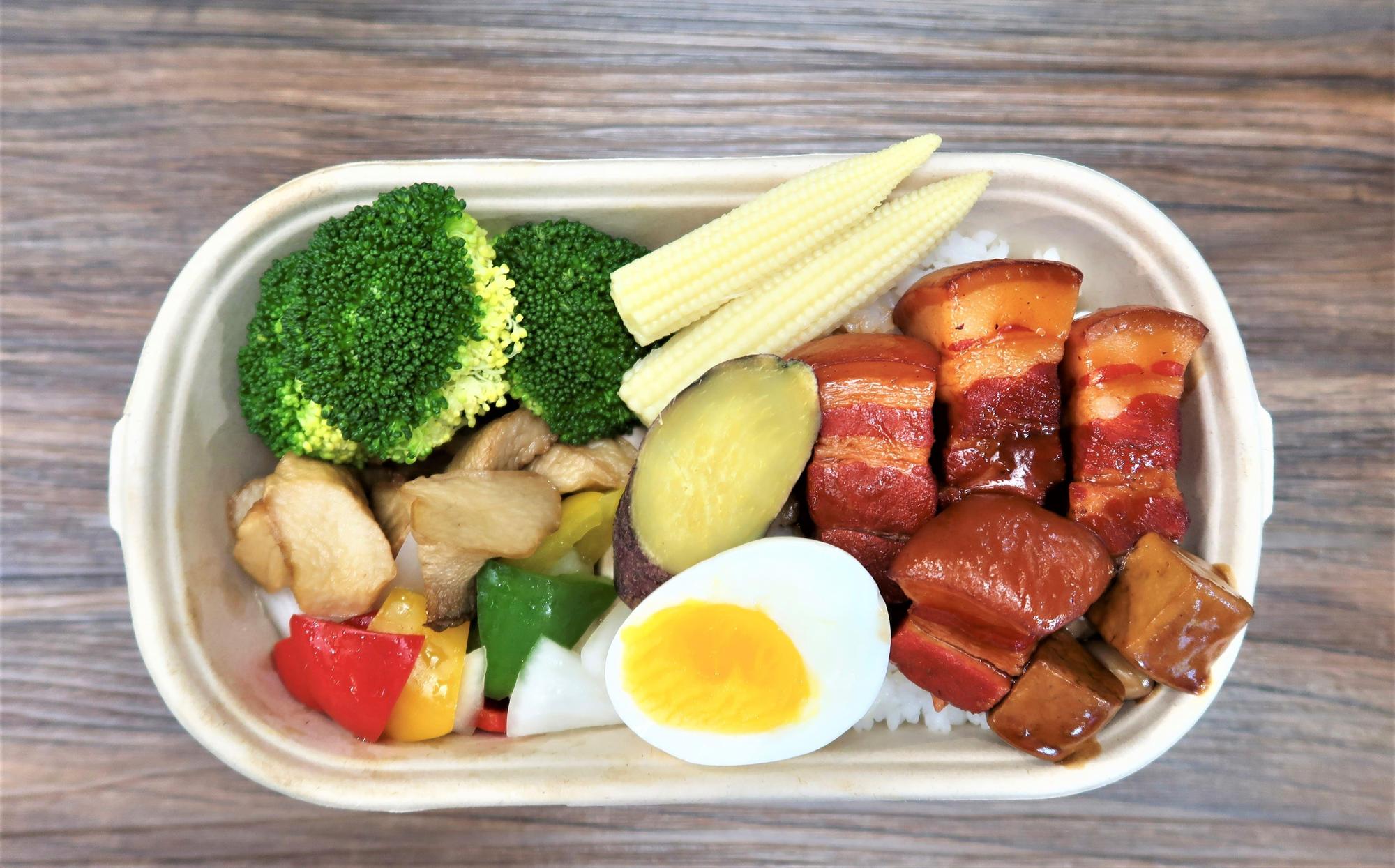 選用在地豬為食材的「阿婆紅燒肉」,肉質肥瘦勻衡,鹹香入味。(188元/份)(丰盛町提供)