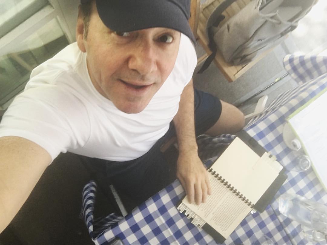 凱文史貝西2017年爆性侵醜聞，沉寂3年多後終於接拍新片，不過只是個小角色。（翻攝自凱文史貝西IG）