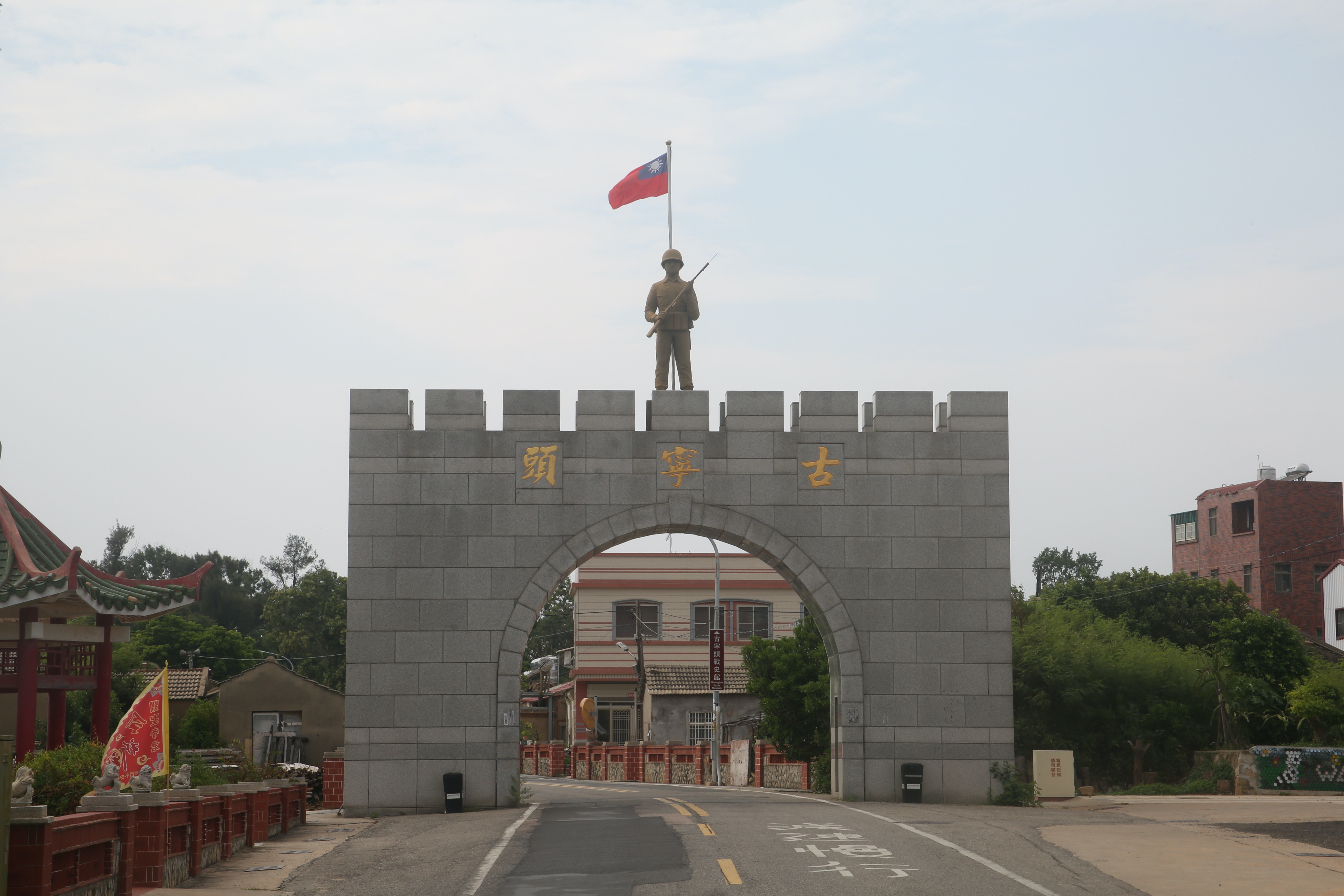 新黨吳成典主席表示，他先前已和大陸聯繫，大陸願意提供10萬劑免費疫苗給金門縣民施打。