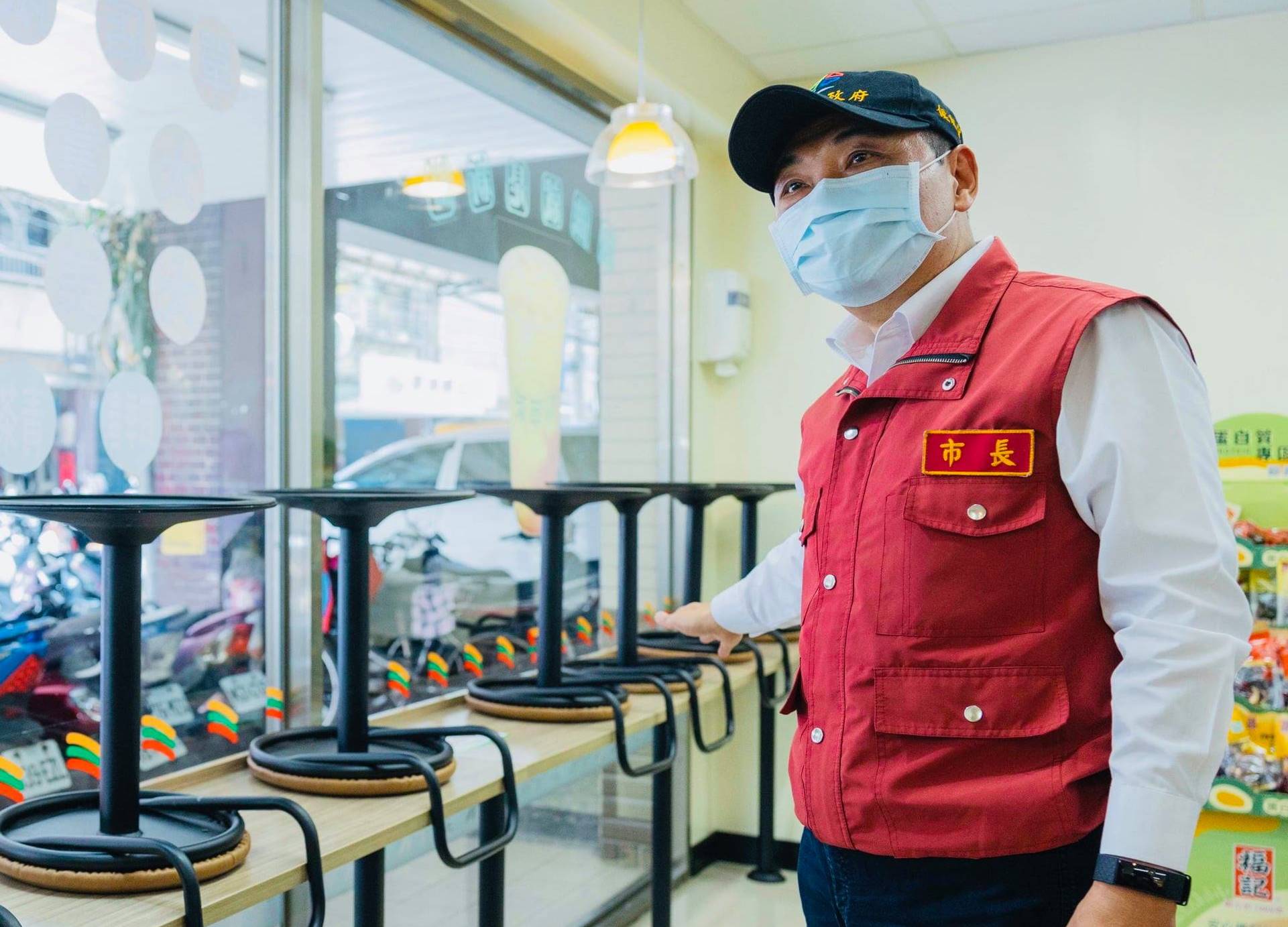 新北市出動「防疫巴士」，將部分輕症者送往外縣市檢疫所遭外界質疑，市長侯友宜今出面回應此事。（翻攝自侯友宜臉書）