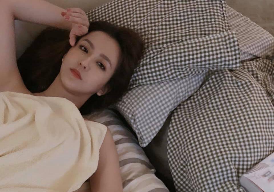周曉涵PO出床上裹被單照引人遐想。（翻攝自周曉涵IG）