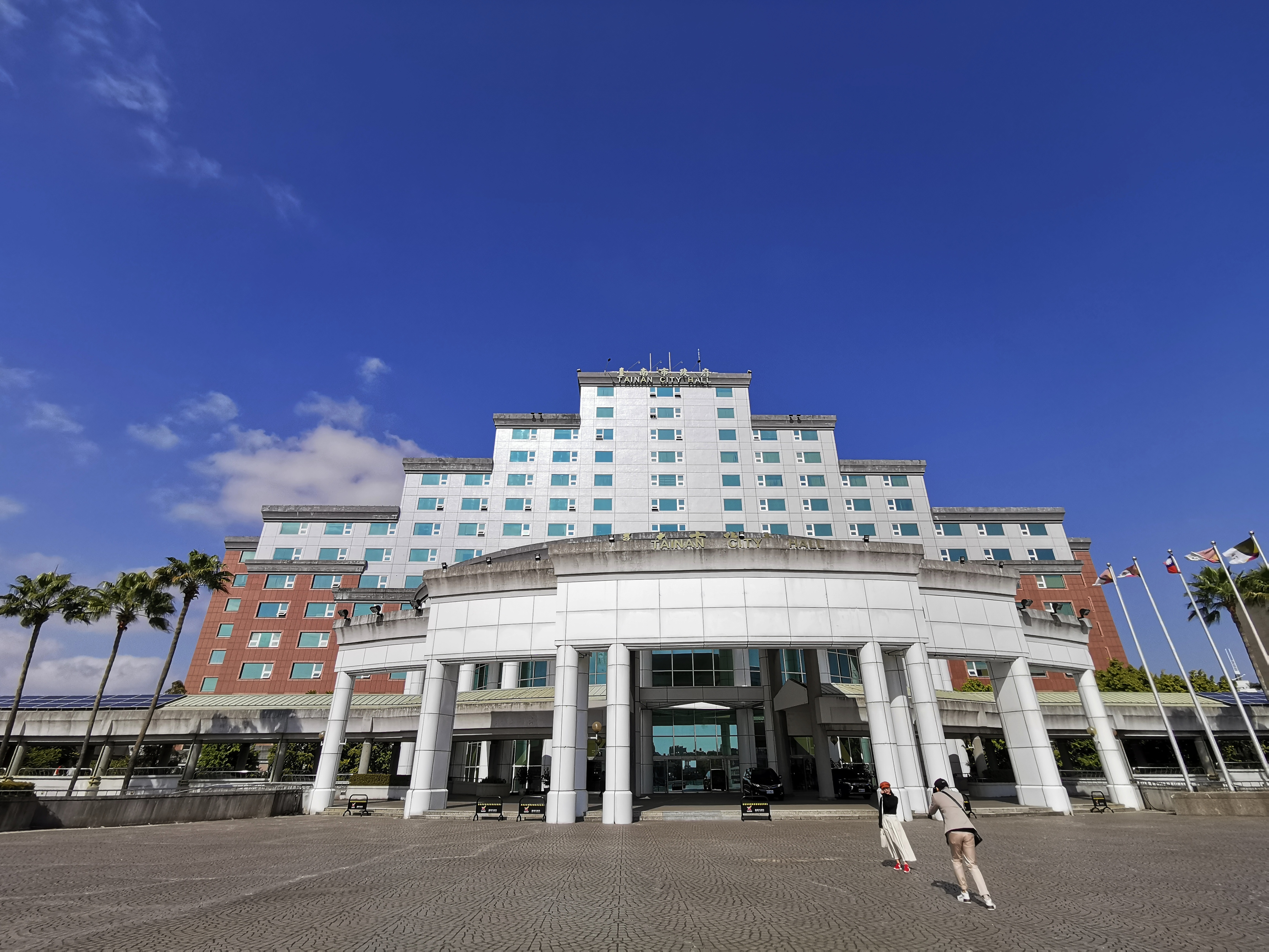 有員警在臉書爆料，稱台南市副市長趙惠卿在會議記錄中裁示，要求警察協助送達「觀光旅遊局」的公文。圖為台南市政府。（本刊資料照）