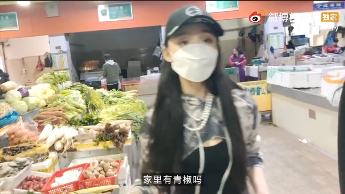 為怕被認出，林允戴上口罩及帽子。（翻攝自林允微博）