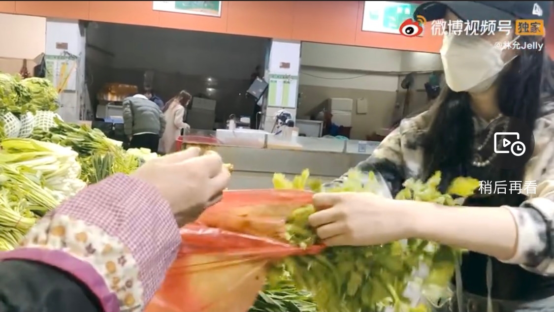 林允自誇入得廚房出得廳堂的好女人。（翻攝自林允微博）