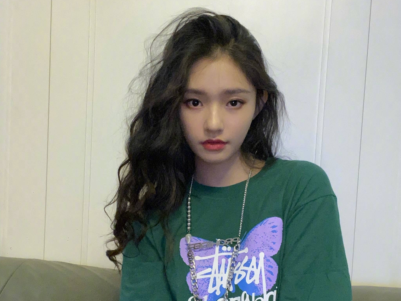 林允熱愛下廚，近日拍片去市場買菜。（翻攝自林允微博）