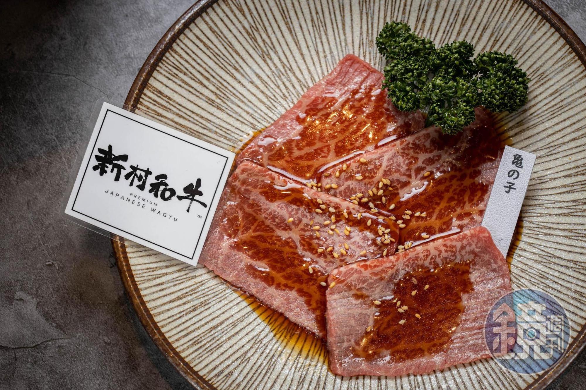以醬味處理的「龜之子」是由後腿內側的和尚頭（芯玉）中心分切出來。